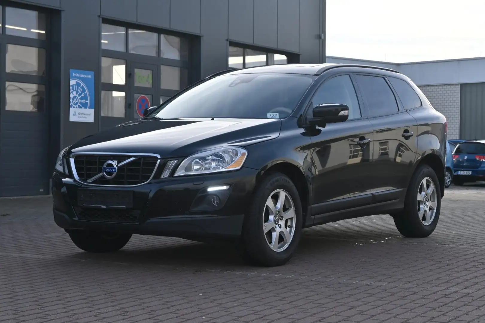 Volvo XC60 3.2L 6-Zylinder Zwart - 1