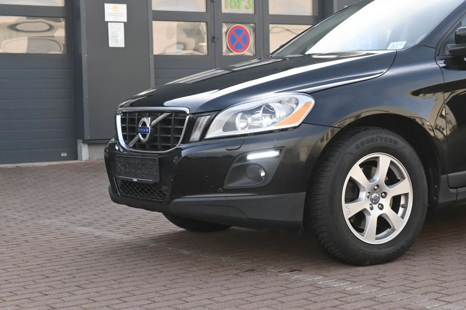 Volvo XC60 3.2L 6-Zylinder Zwart - 2
