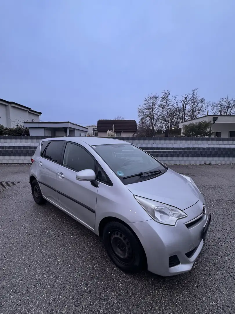 Toyota Verso-S Verso S 1,33 Active, *0.6.6.0.2.7.5.1.9.9.6 Grau - 1