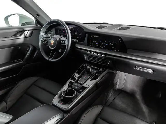 Porsche 911 view 7