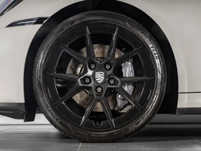 Porsche 911 view 4