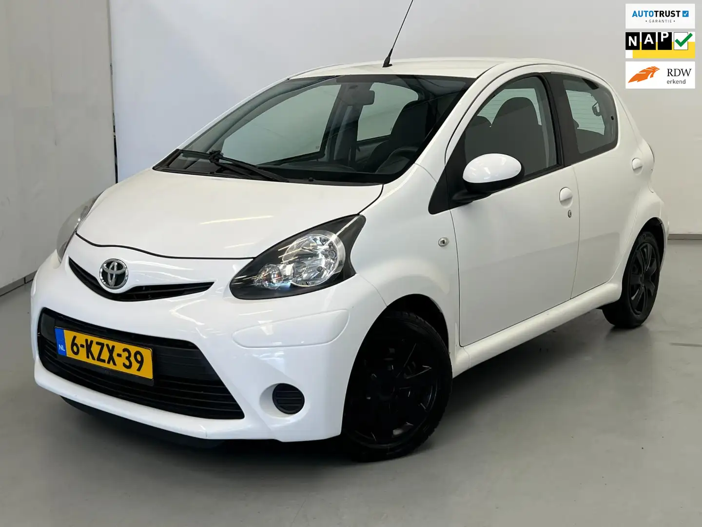 Toyota Aygo 1.0 VVT-i Now / NL-auto / Navi / Airco / 5-drs Wit - 1