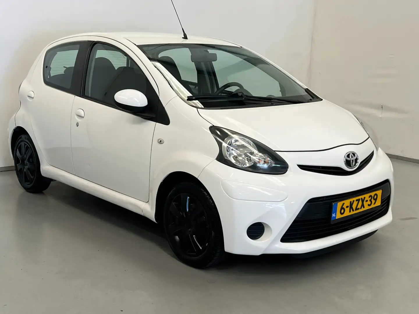 Toyota Aygo 1.0 VVT-i Now / NL-auto / Navi / Airco / 5-drs Wit - 2