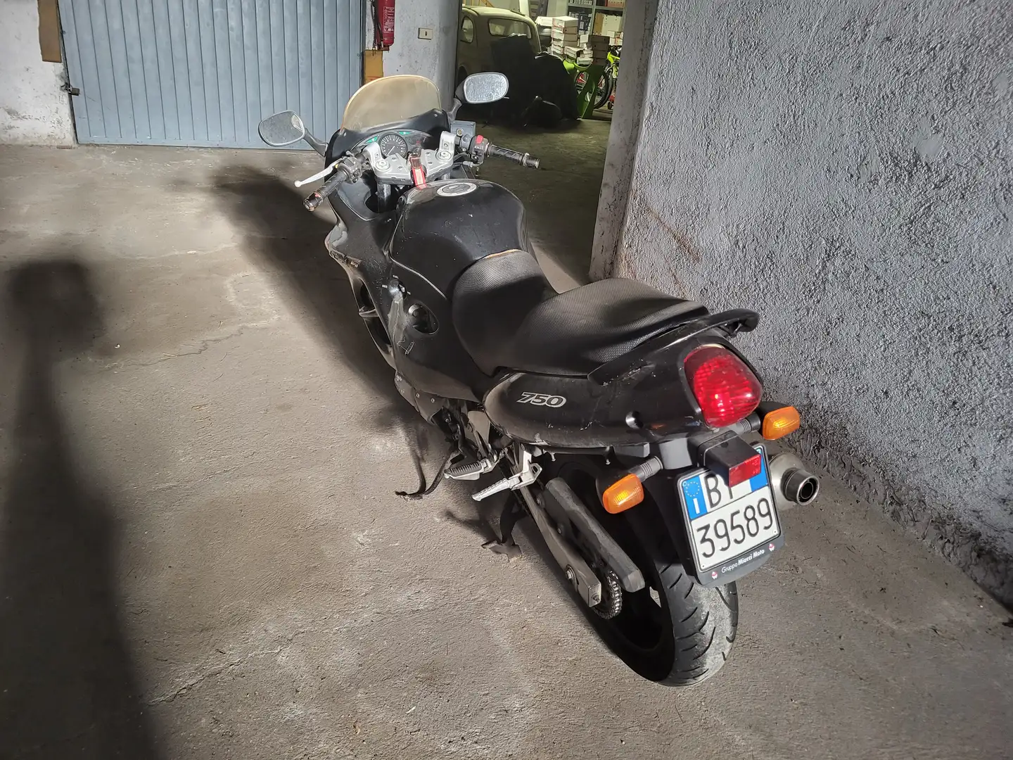 Suzuki GSX 750 Noir - 1