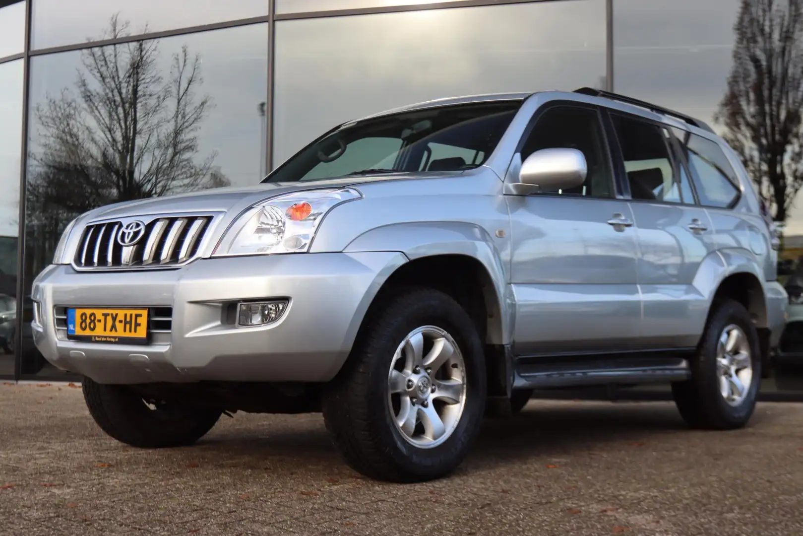 Toyota Land Cruiser 3.0 D-4D VX 120 AUT. 4X4 *ORIG. NL / 1E EIG.* | 5- Grau - 1