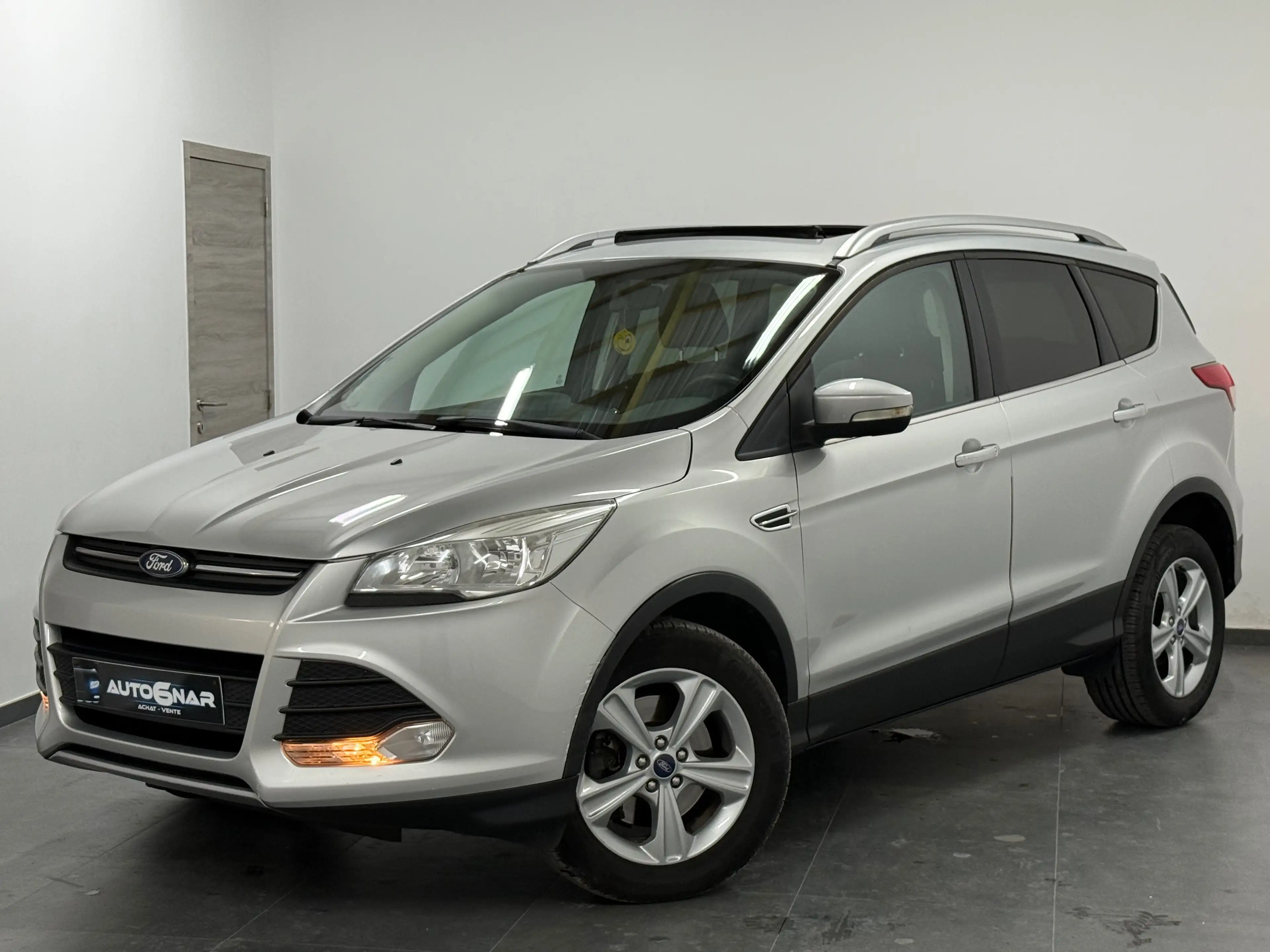 Ford Kuga 2.0 TDCi Titanium - 1erMain - Carnet  - Toit Ouvrant — photo 4