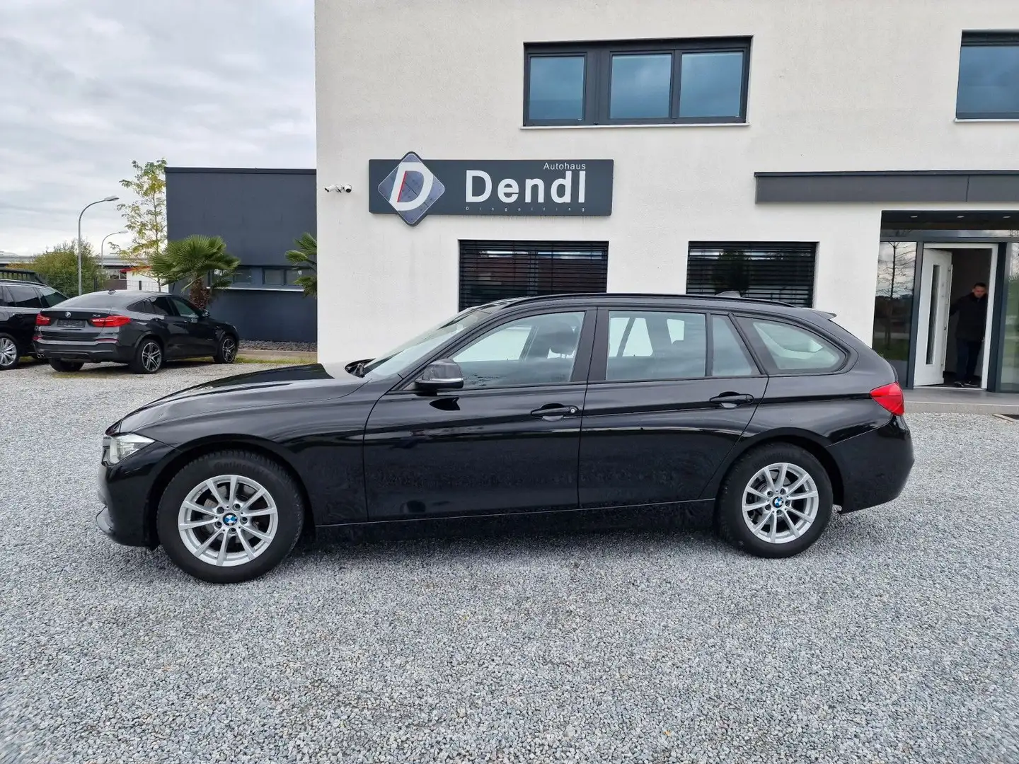 BMW 318 i Touring Advantage,Navi.,PDC,AHK,LED,Dachre. Schwarz - 2