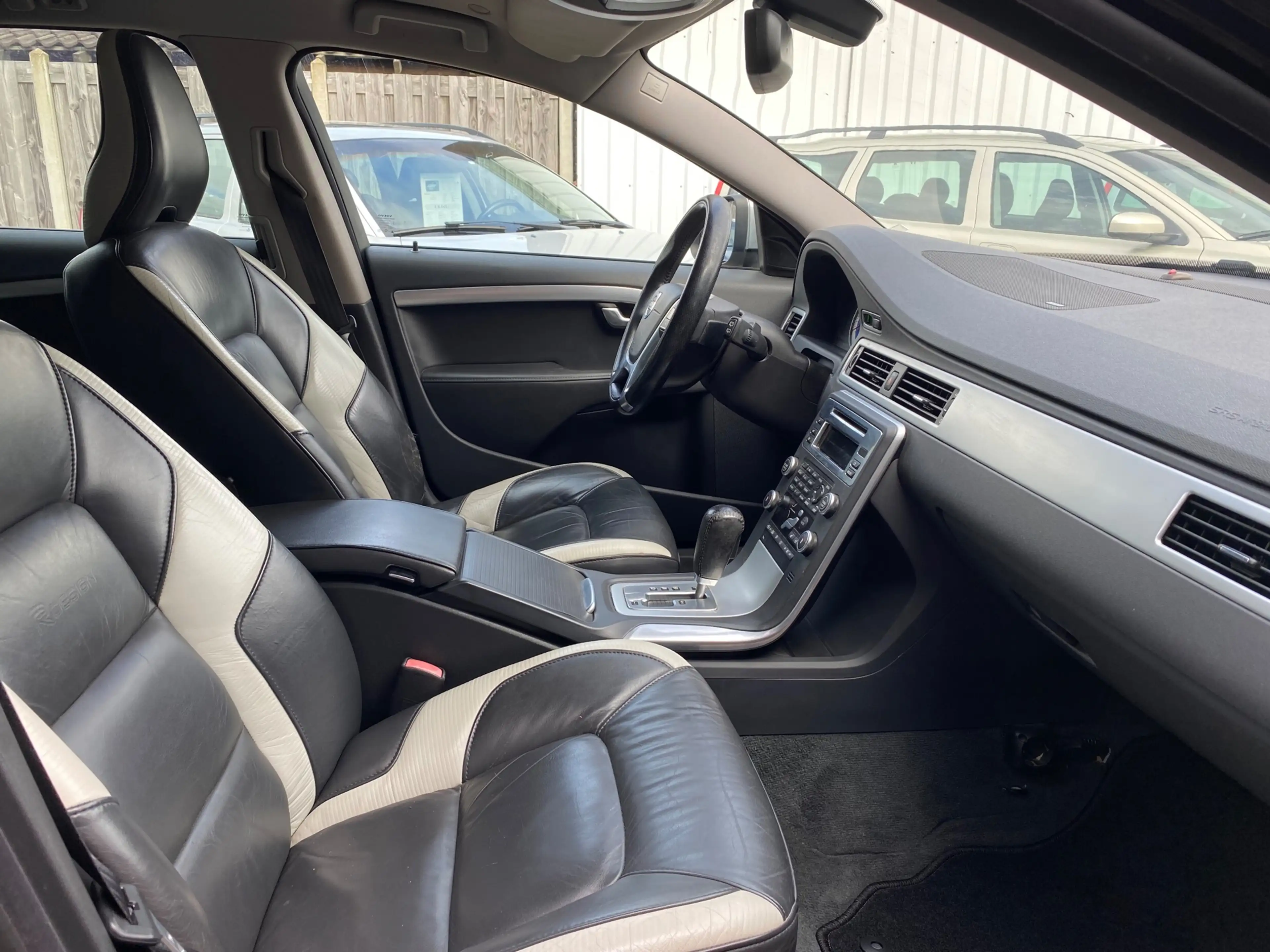 Volvo V70 2.5FT R-Design 230PK AUTOMAAT LEER / XENON / TREKH — photo 11