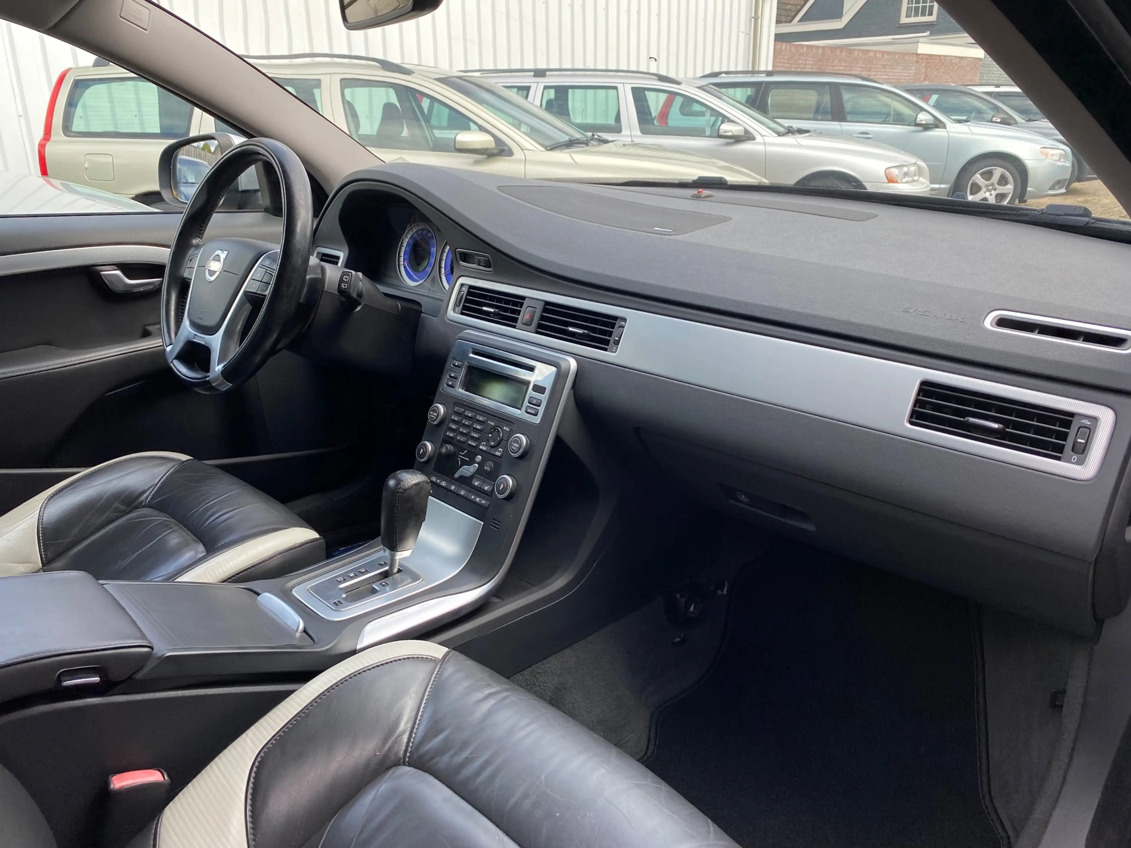 Volvo V70 2.5FT R-Design 230PK AUTOMAAT LEER / XENON / TREKH — photo 10