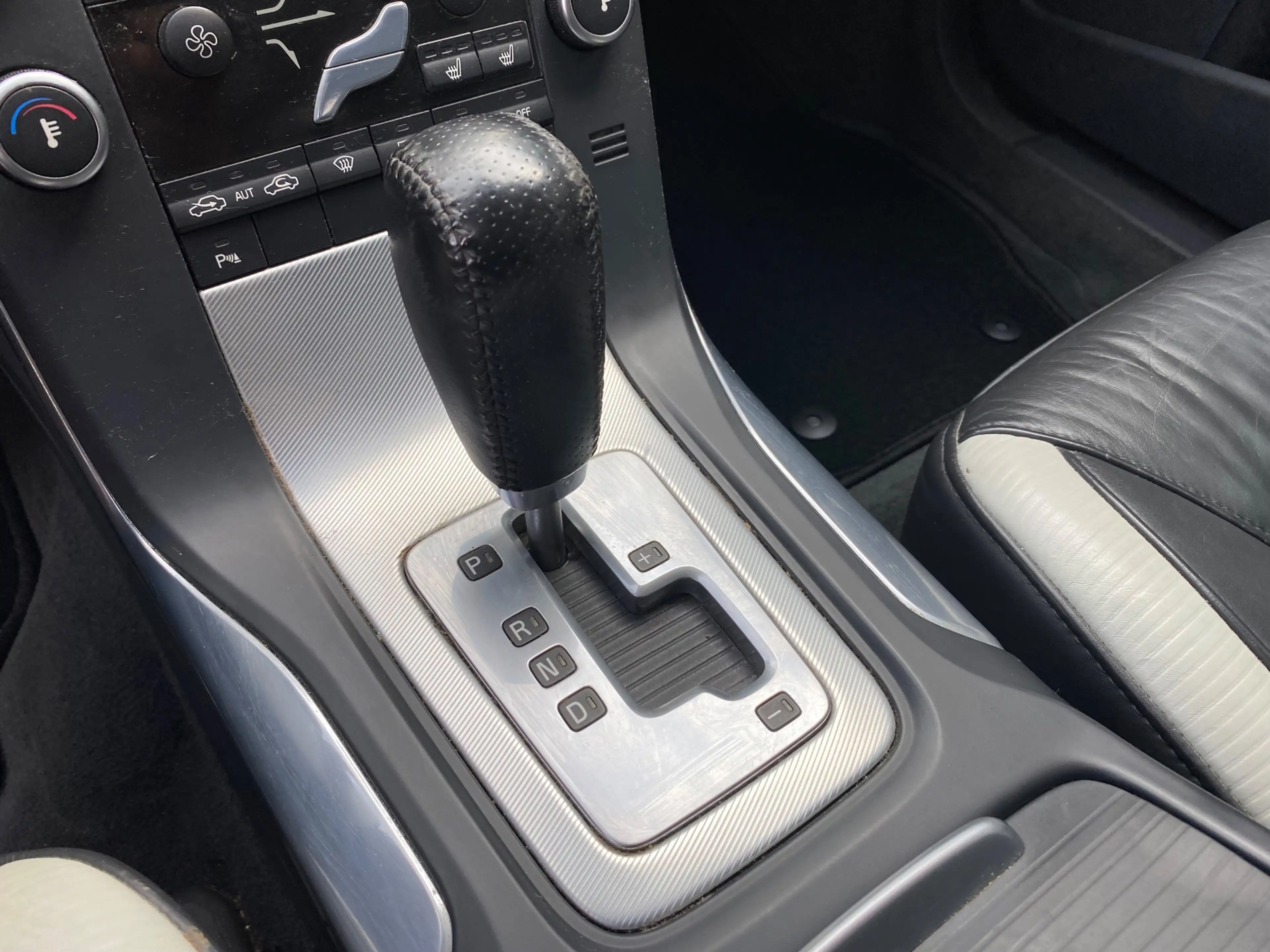 Volvo V70 2.5FT R-Design 230PK AUTOMAAT LEER / XENON / TREKH — photo 18