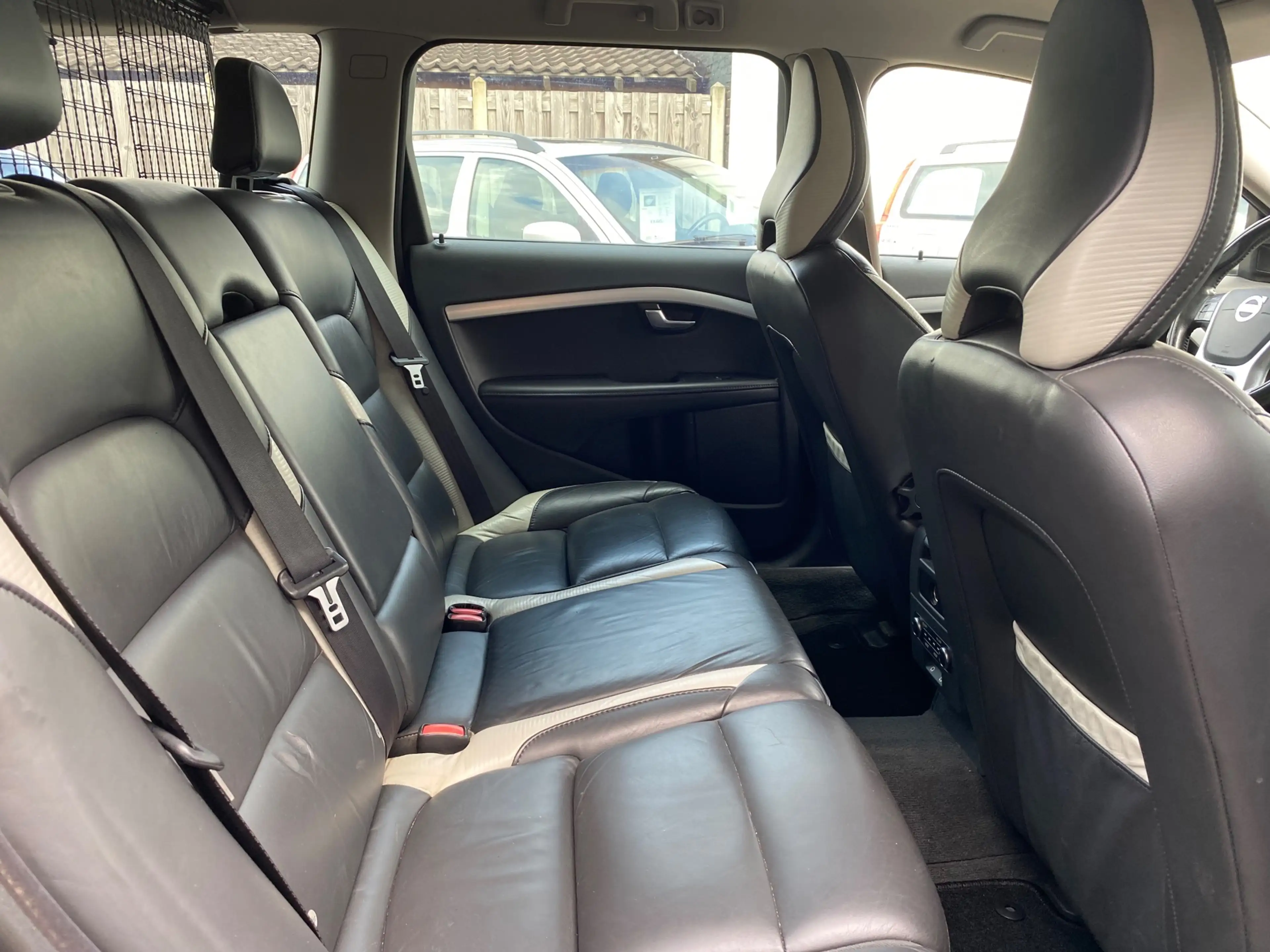 Volvo V70 2.5FT R-Design 230PK AUTOMAAT LEER / XENON / TREKH — photo 12