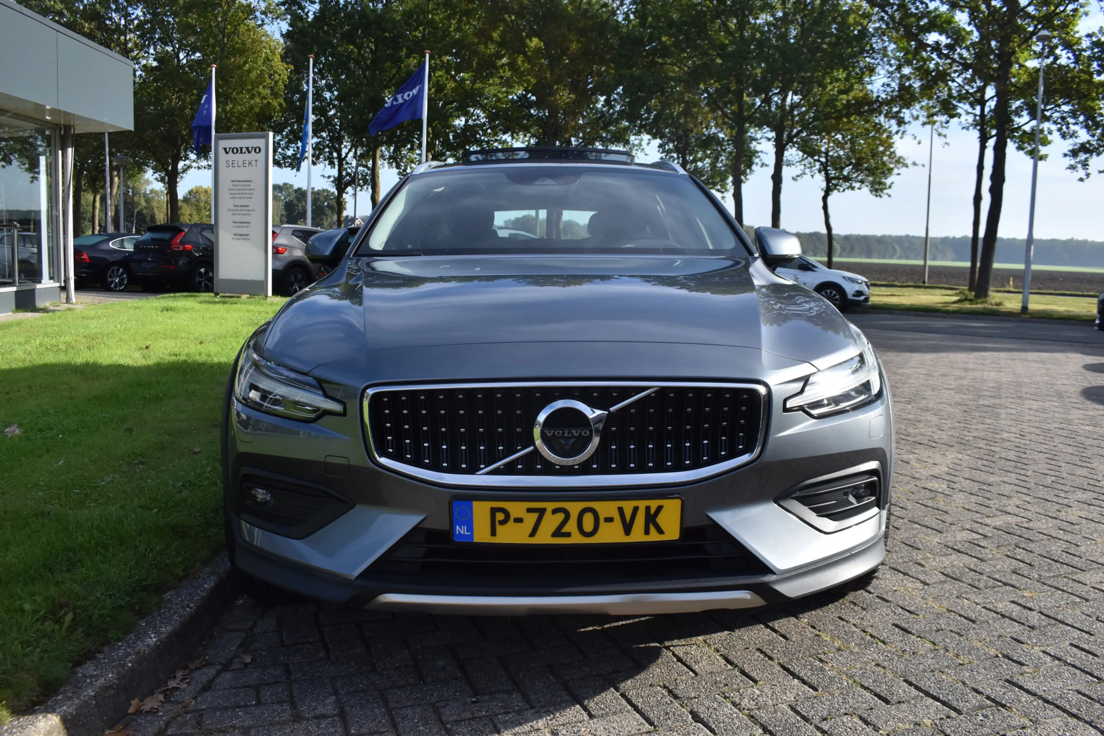 Volvo V60 Cross Country B4 212PK AWD Intro Edition | Diesel | Trekhaak | B — photo 2