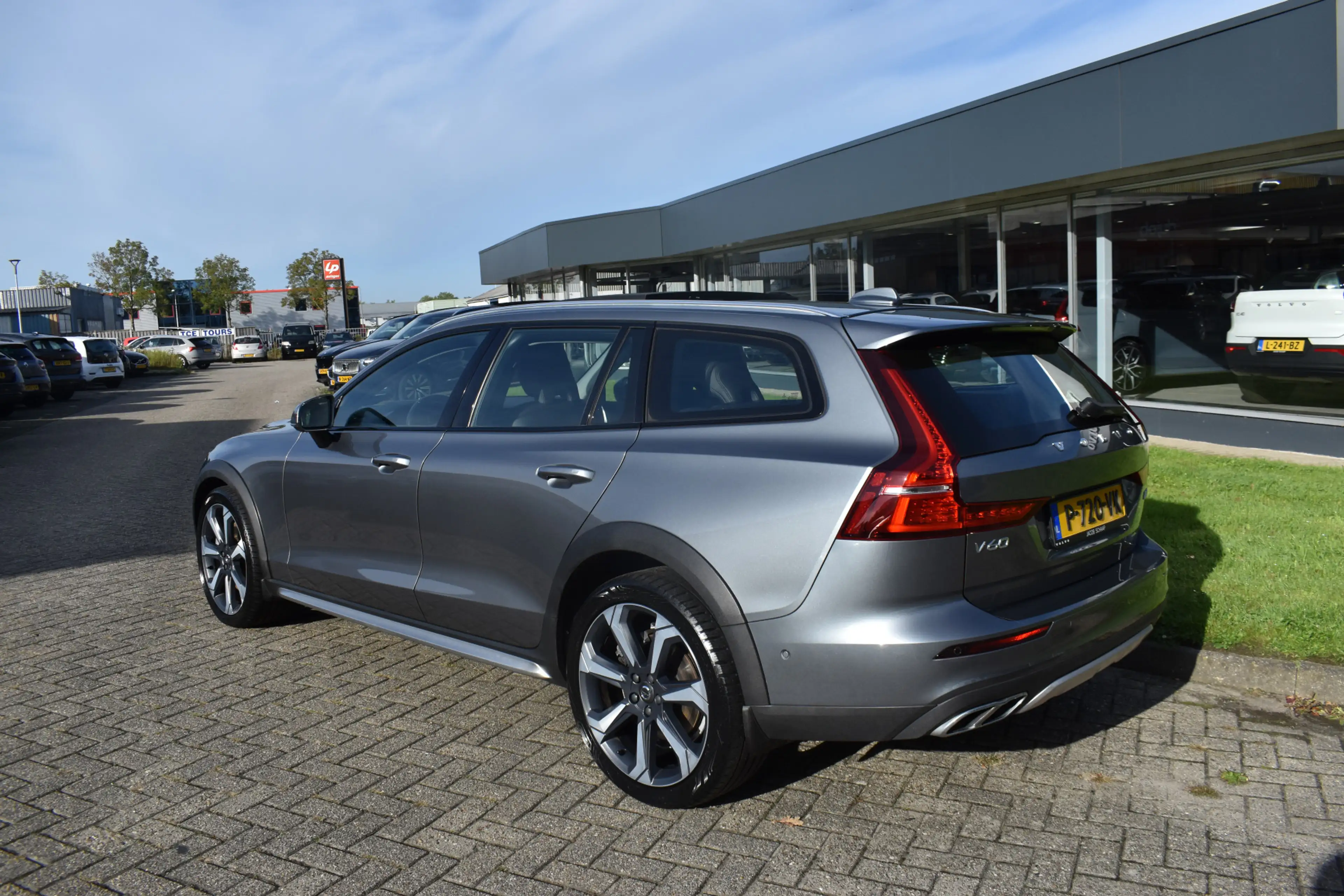Volvo V60 Cross Country B4 212PK AWD Intro Edition | Diesel | Trekhaak | B — photo 11