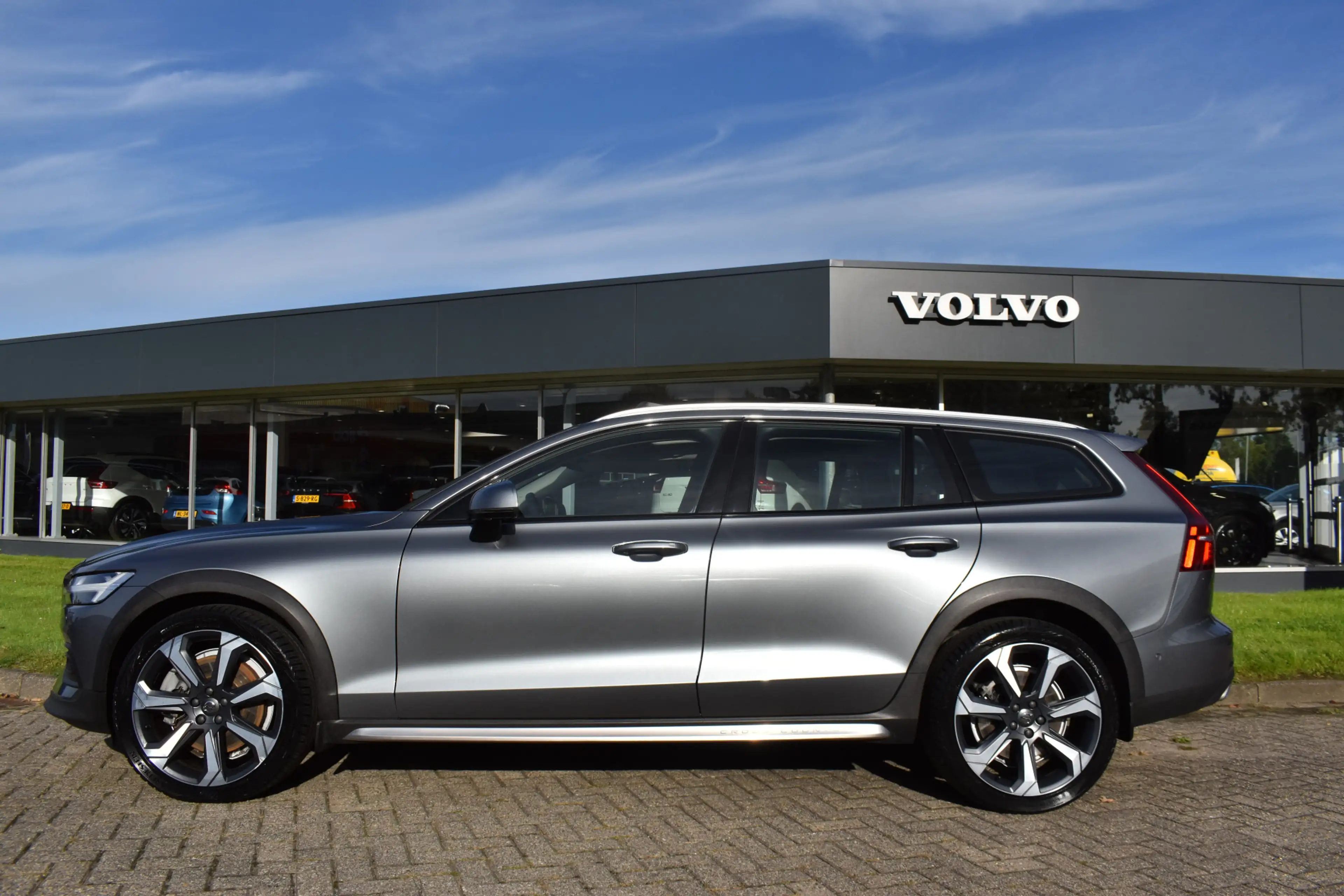 Volvo V60 Cross Country B4 212PK AWD Intro Edition | Diesel | Trekhaak | B — photo 7