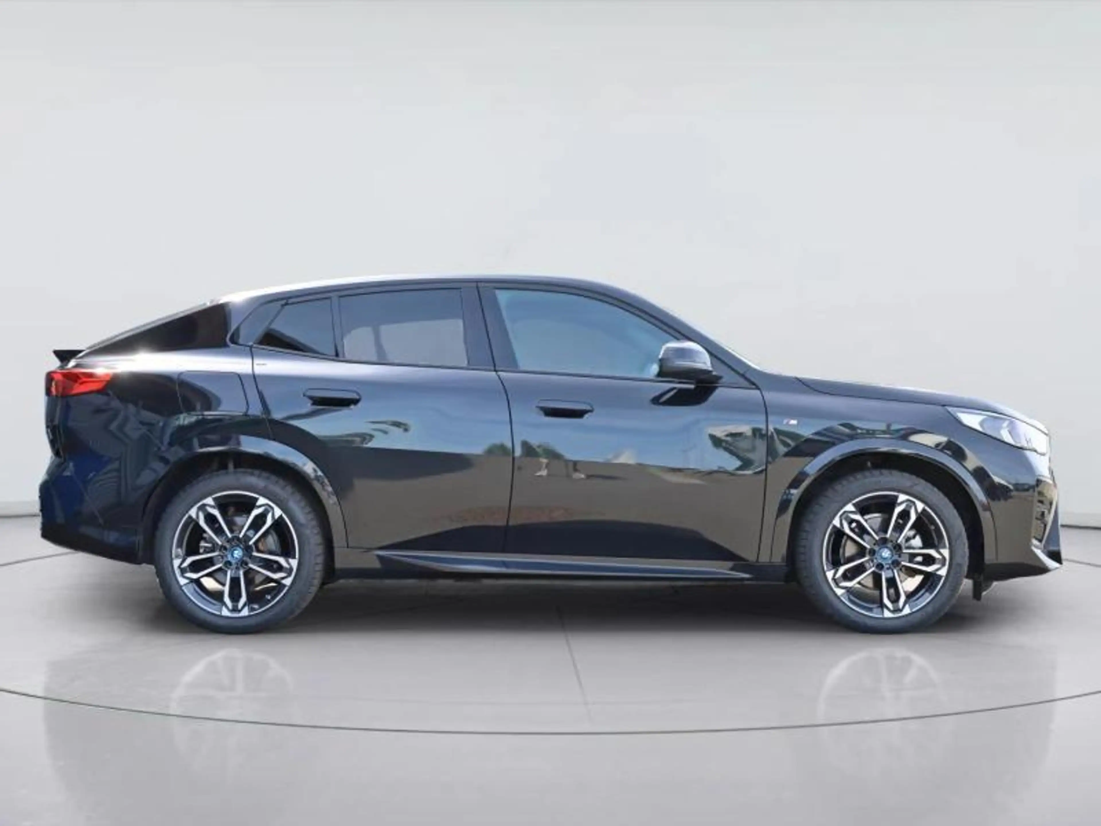 BMW iX2 eDrive20 Kit M Sport — photo 3