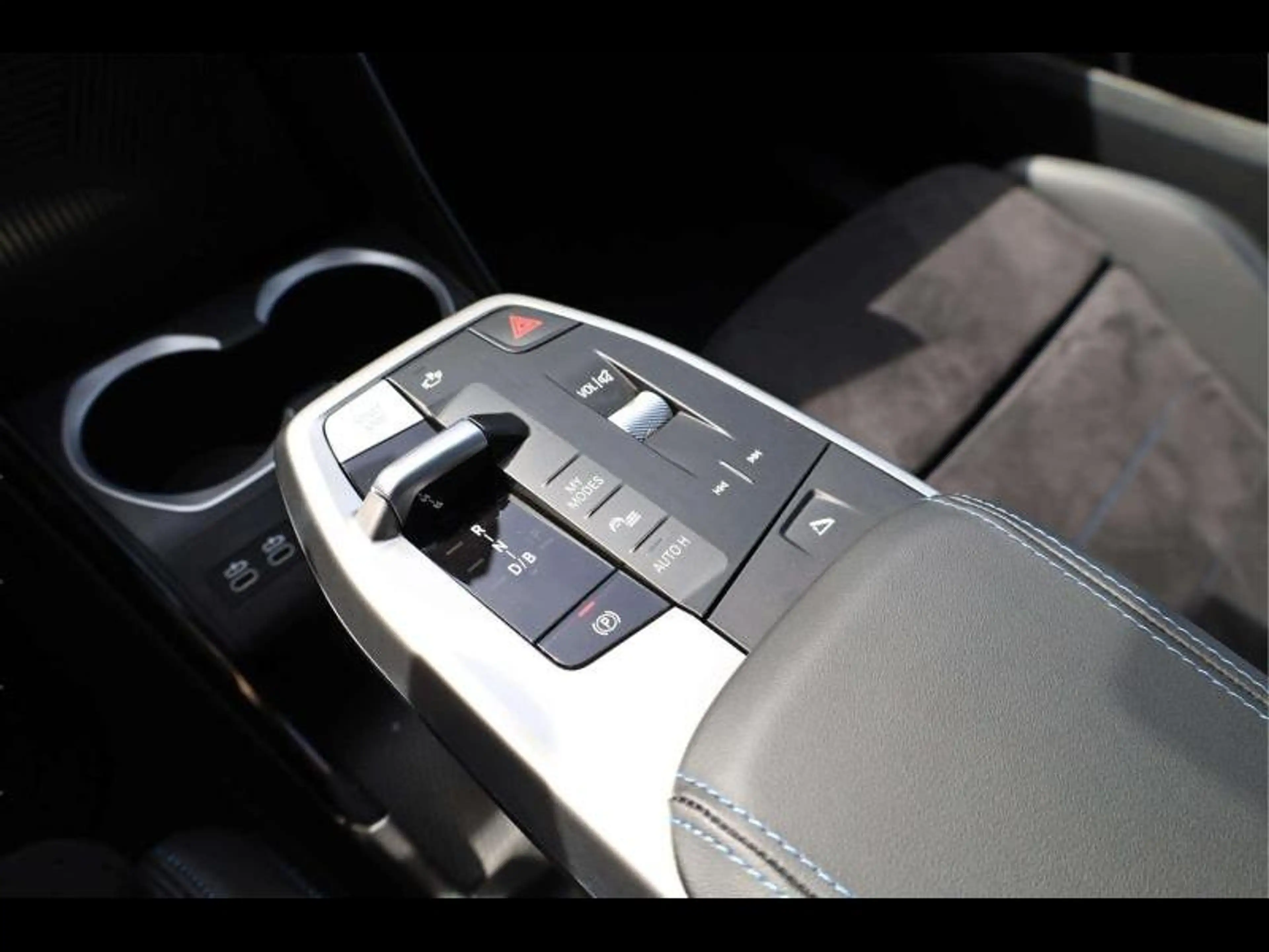 BMW iX2 eDrive20 Kit M Sport — photo 11
