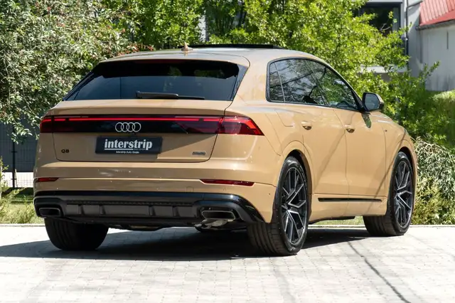 Audi Q8 view 6