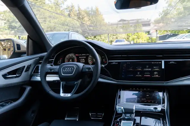 Audi Q8 view 15