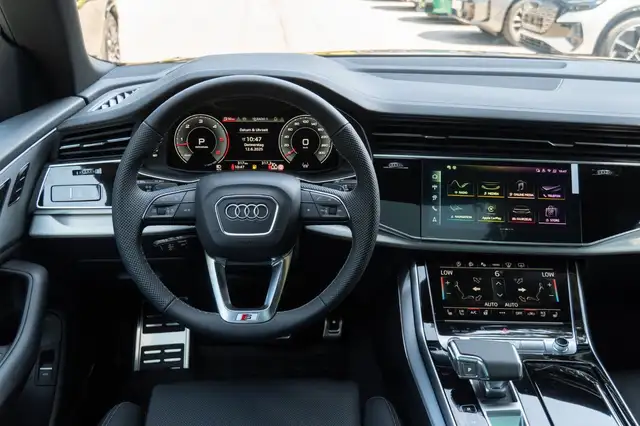 Audi Q8 view 13