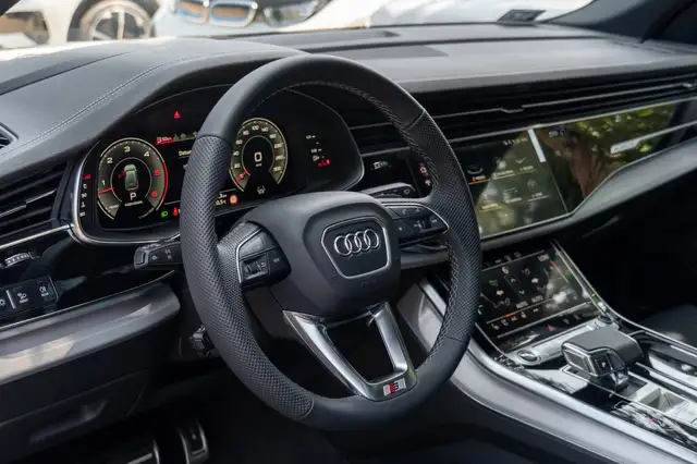Audi Q8 view 12