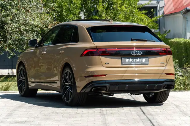 Audi Q8 view 4