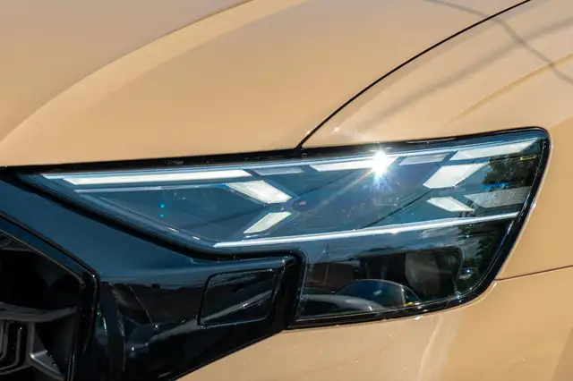 Audi Q8 view 8