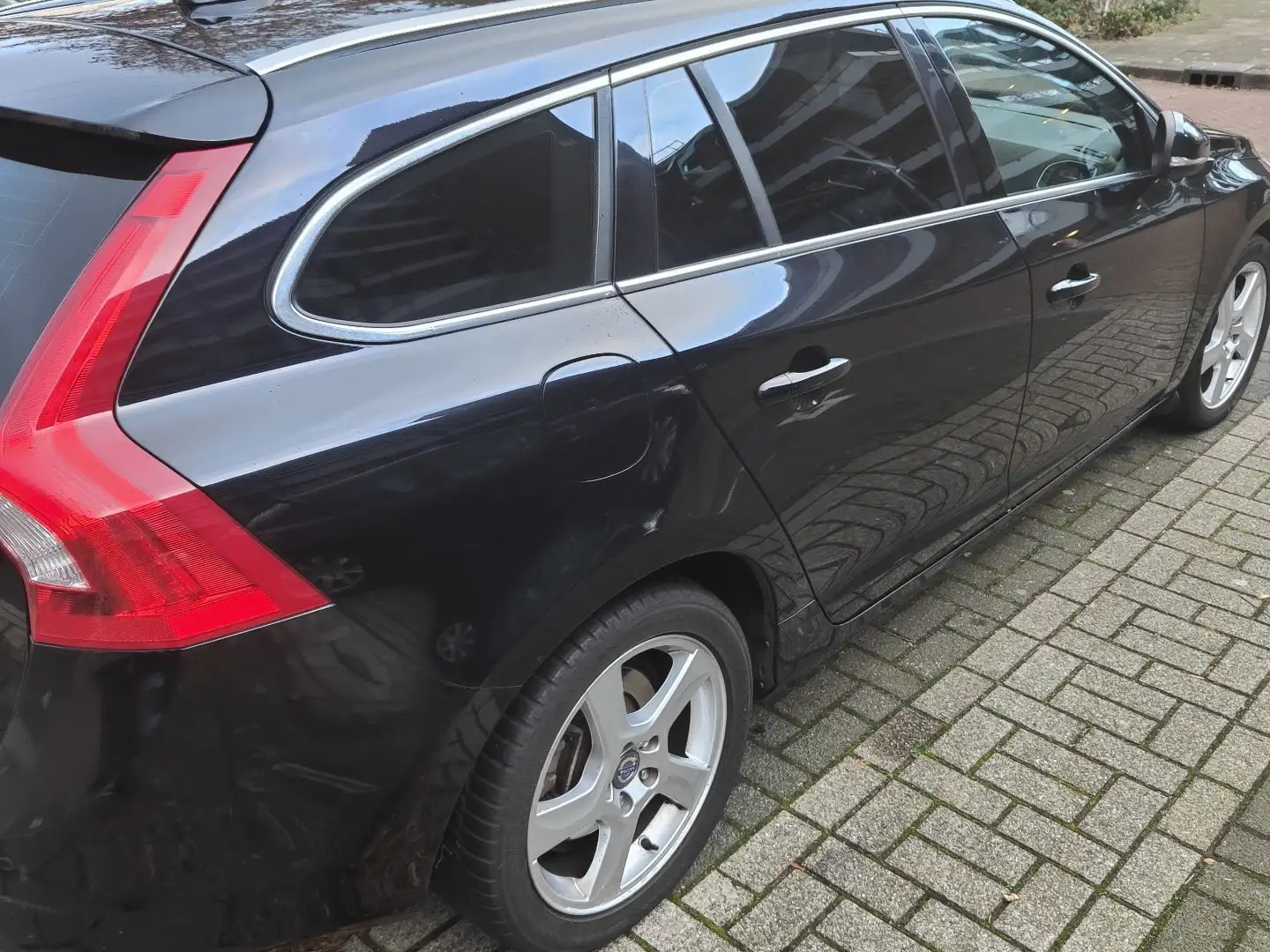 Volvo V60 2.0 D4 R-Design Zwart - 2