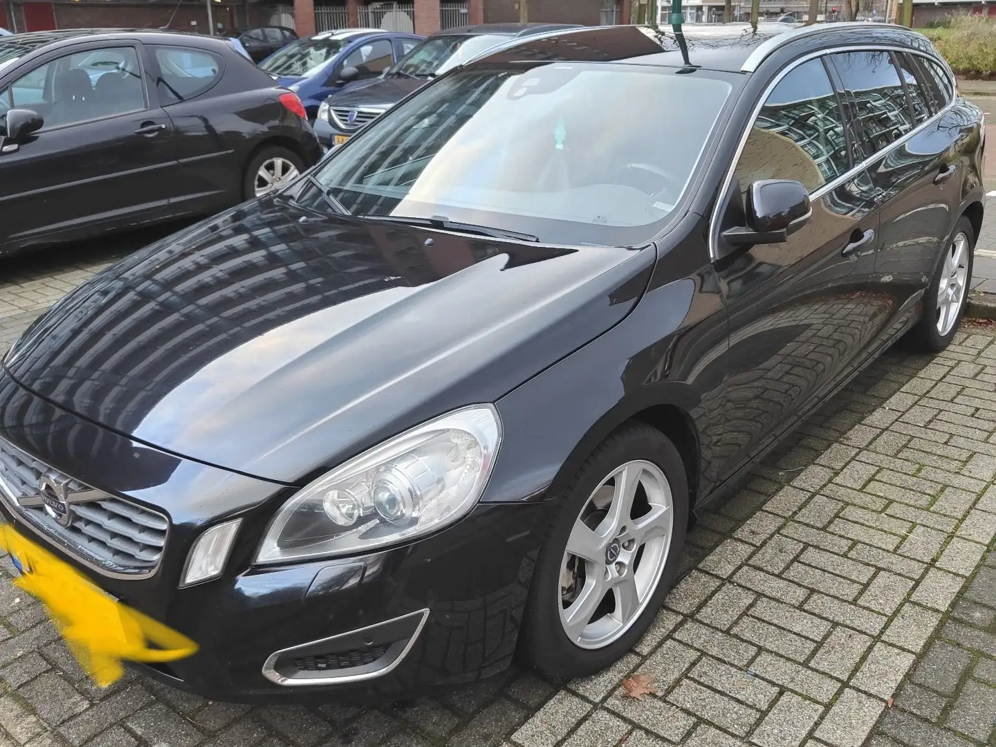 Volvo V60 2.0 D4 R-Design Zwart - 1