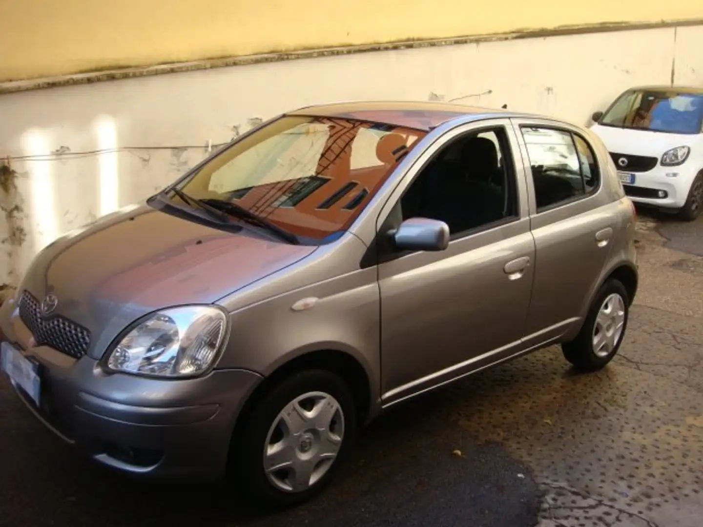 Toyota Yaris Yaris 5p 1.0 Expo c/clima Gris - 2
