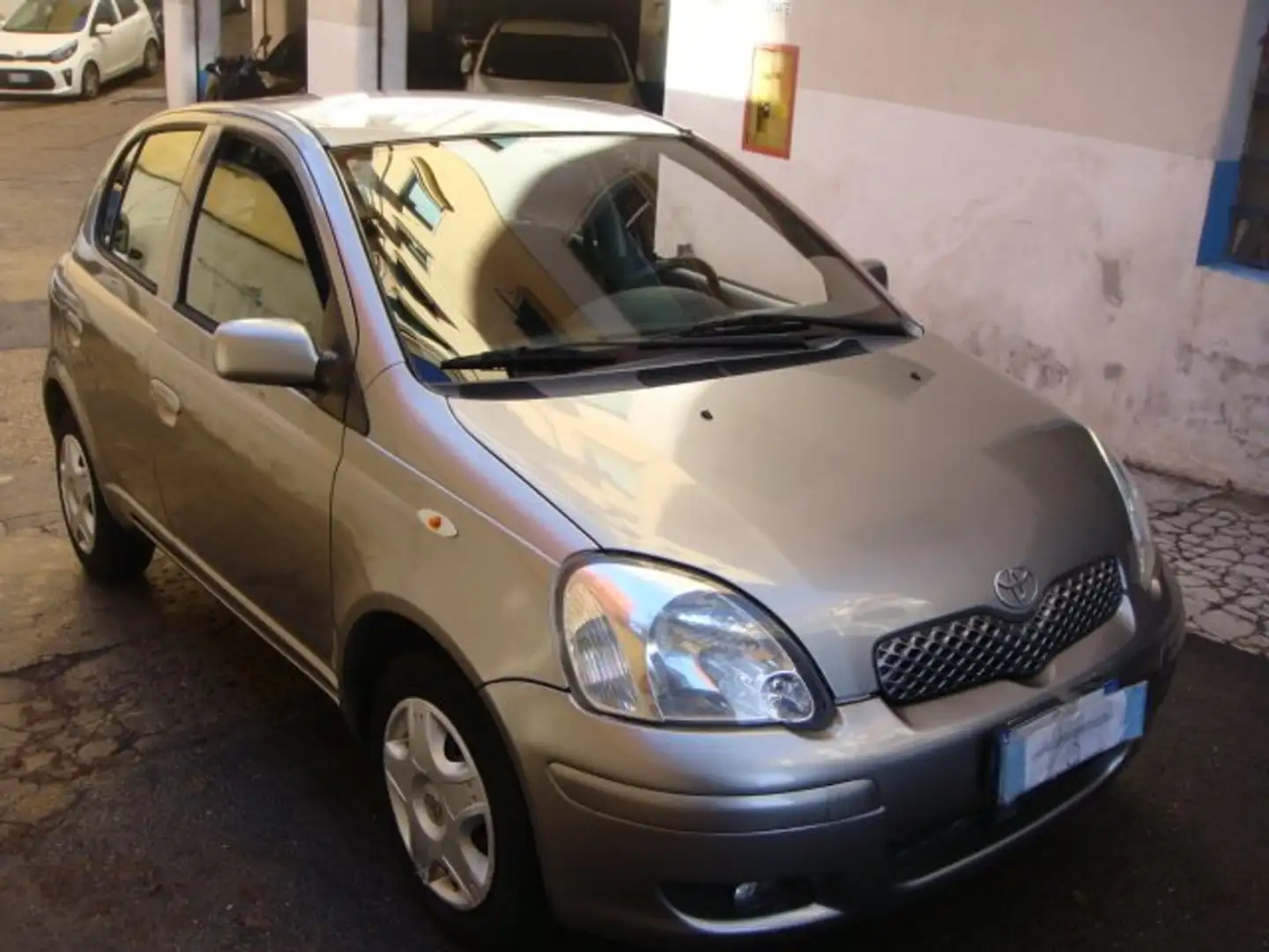 Toyota Yaris Yaris 5p 1.0 Expo c/clima Gris - 1