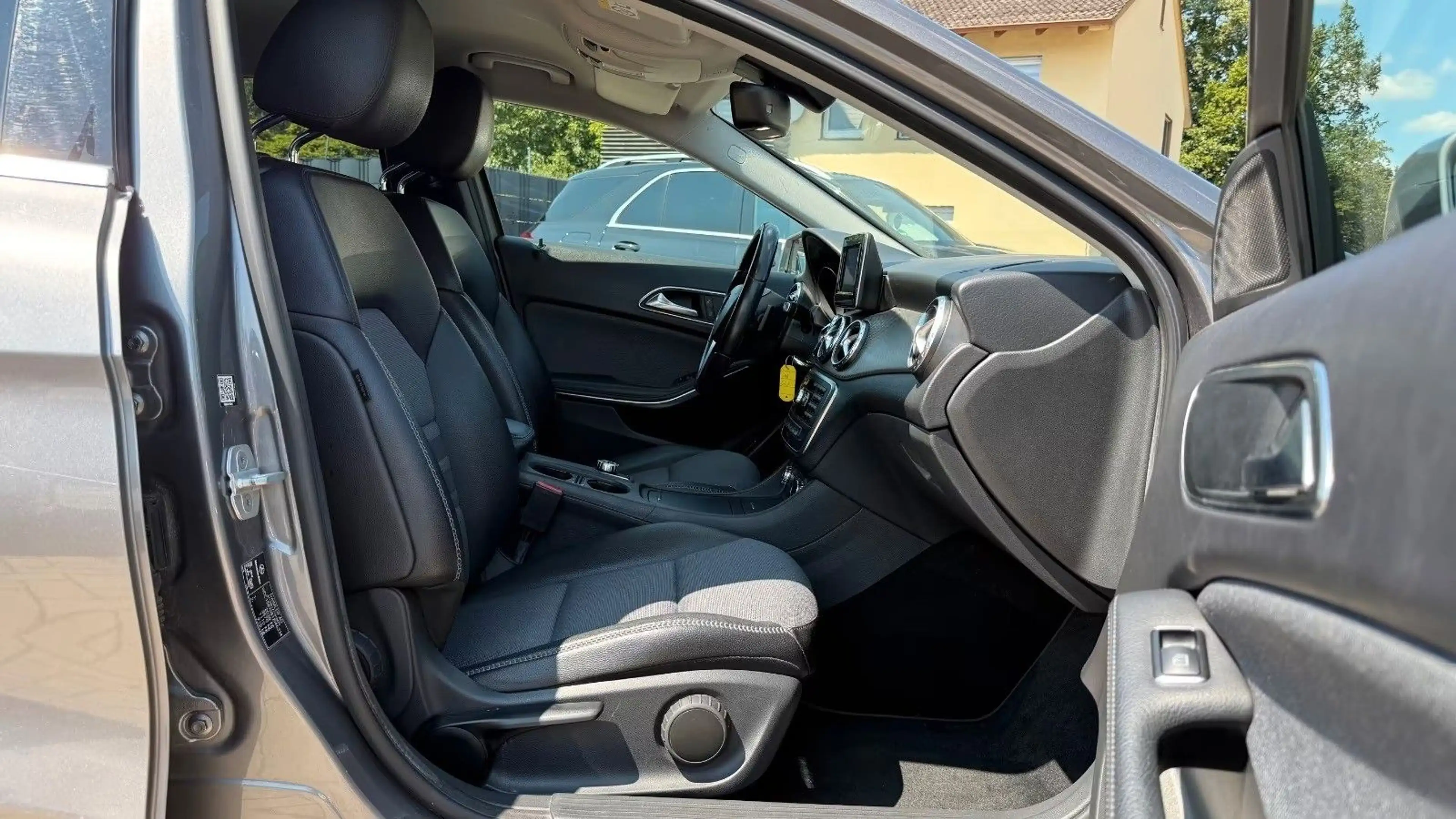 Mercedes-Benz GLA 200 CDI Style Automatik-Navi-Leder-Xenon-LM — photo 12