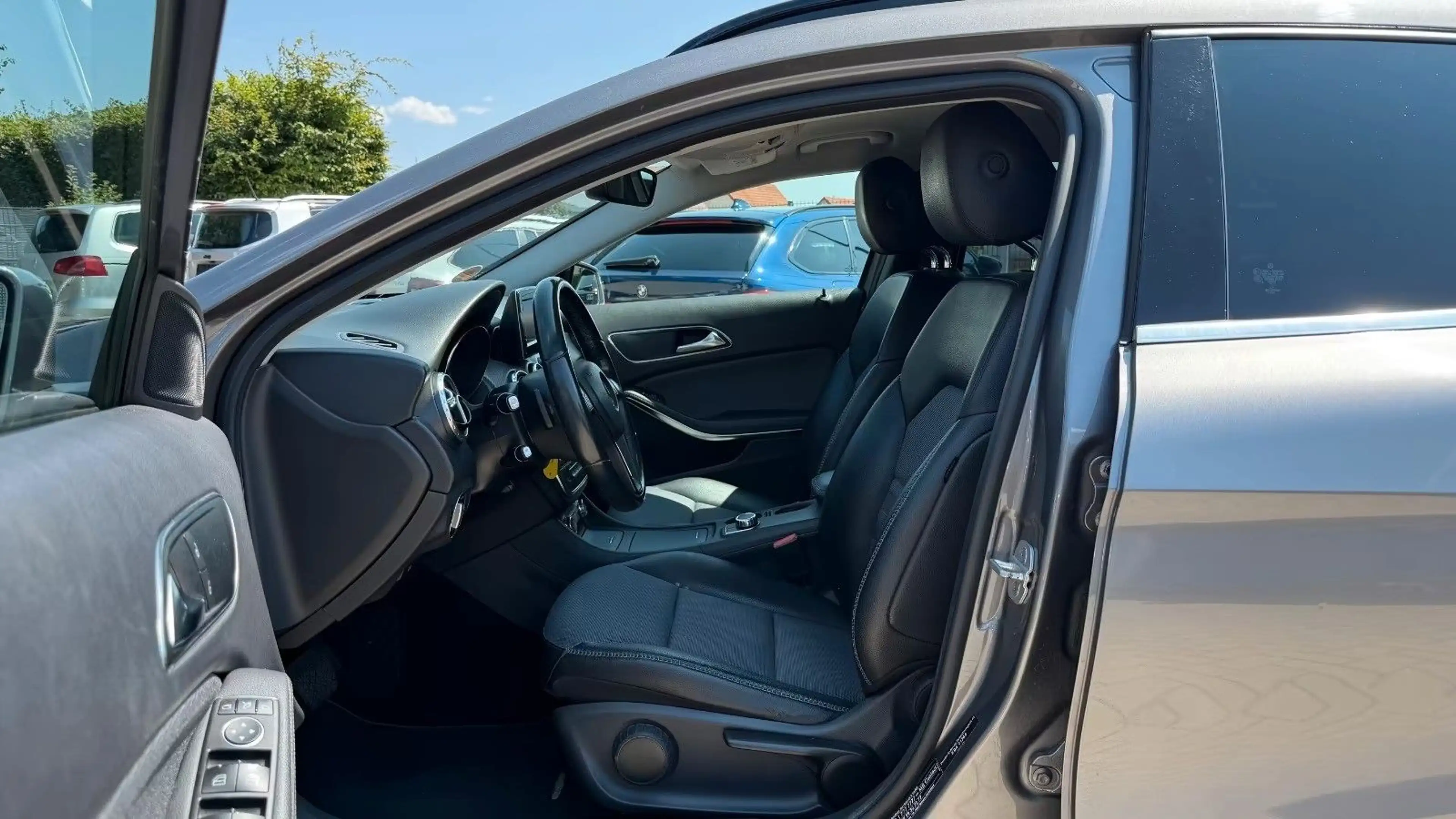 Mercedes-Benz GLA 200 CDI Style Automatik-Navi-Leder-Xenon-LM — photo 11