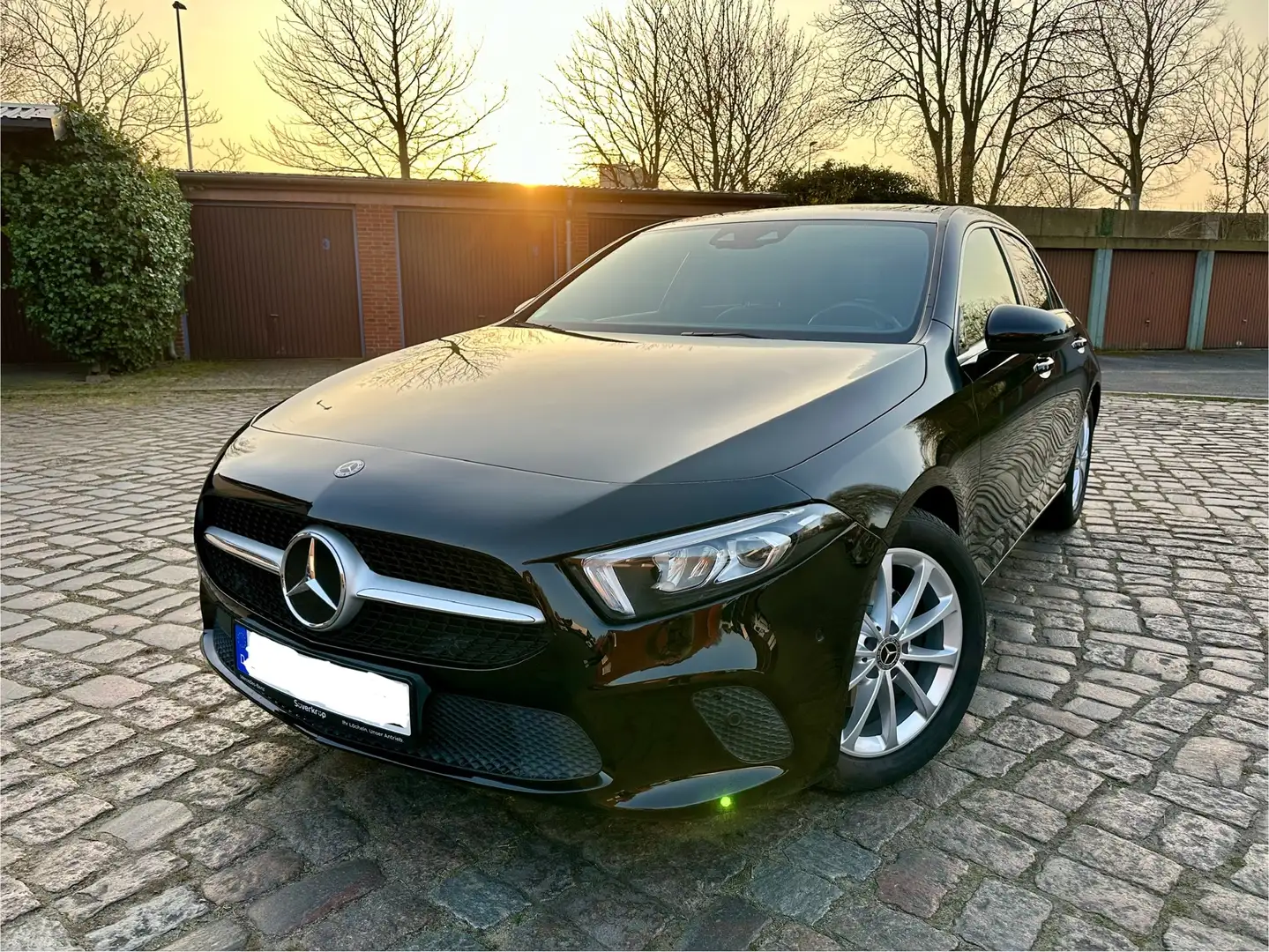 Mercedes-Benz A 180 A 180 7G-DCT Progressive Schwarz - 1