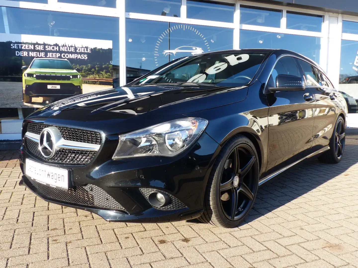Mercedes-Benz CLA 200 Urban Negro - 1