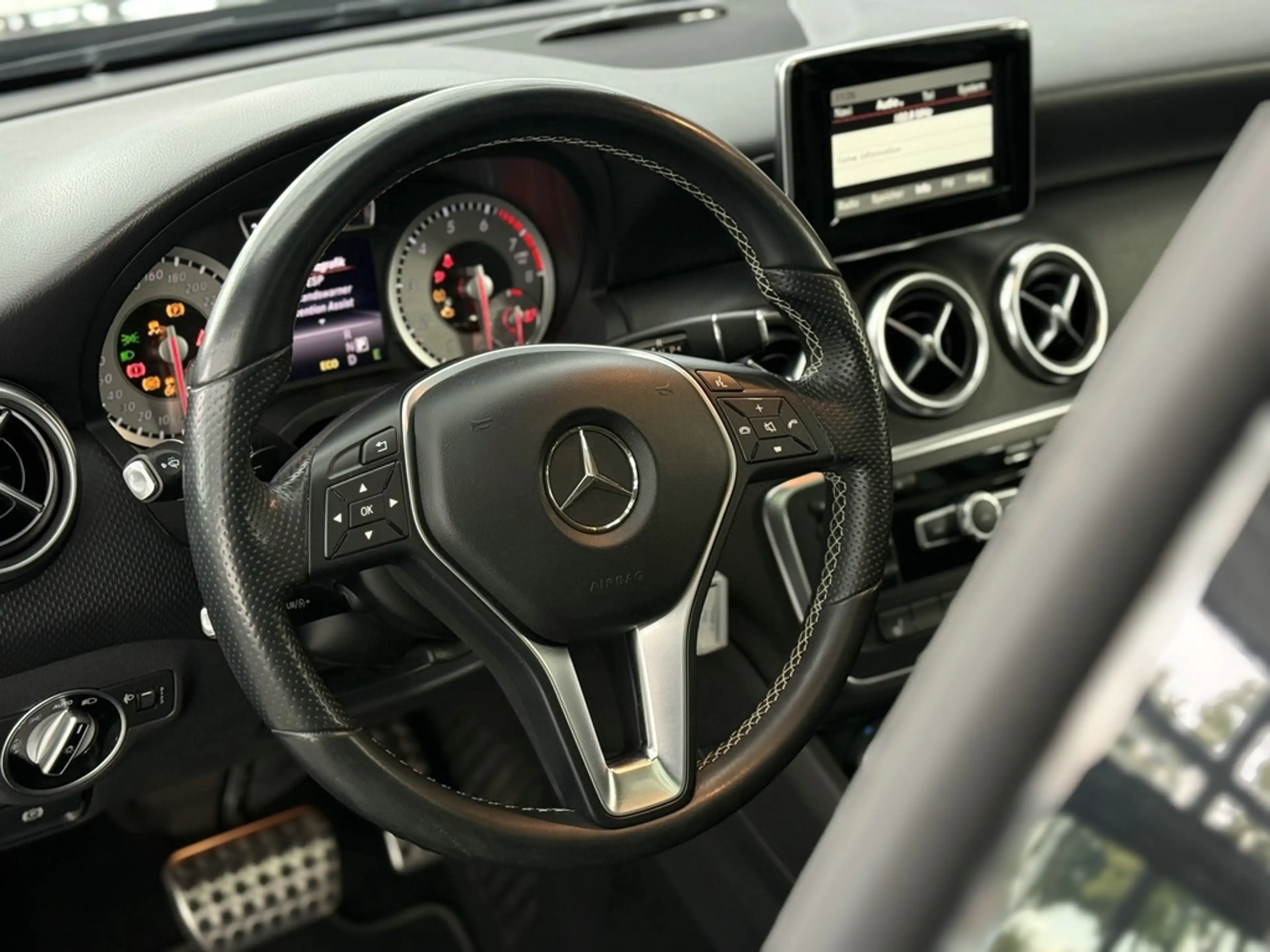 Mercedes-Benz A 200 CGI BE Urban, Pano, Leder, Kamera, Navi — photo 14