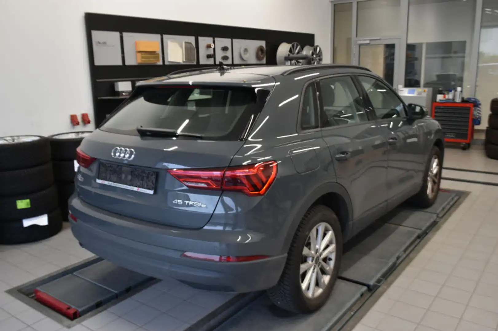 Audi Q3 45 TFSIe MATRIX VIRTUAL NAVI+ AHK Grau - 2
