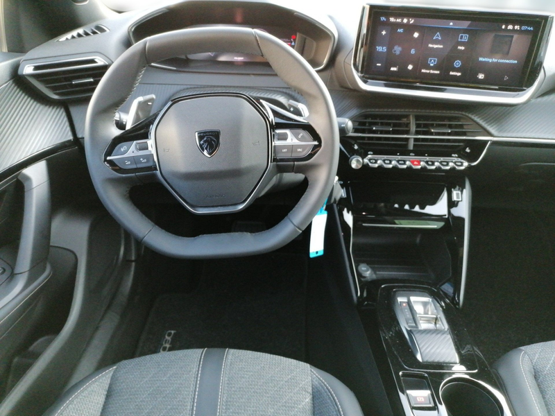 Peugeot 2008 1.2 PureTech 130 Allure LED PDC KlimaA AUT — photo 9