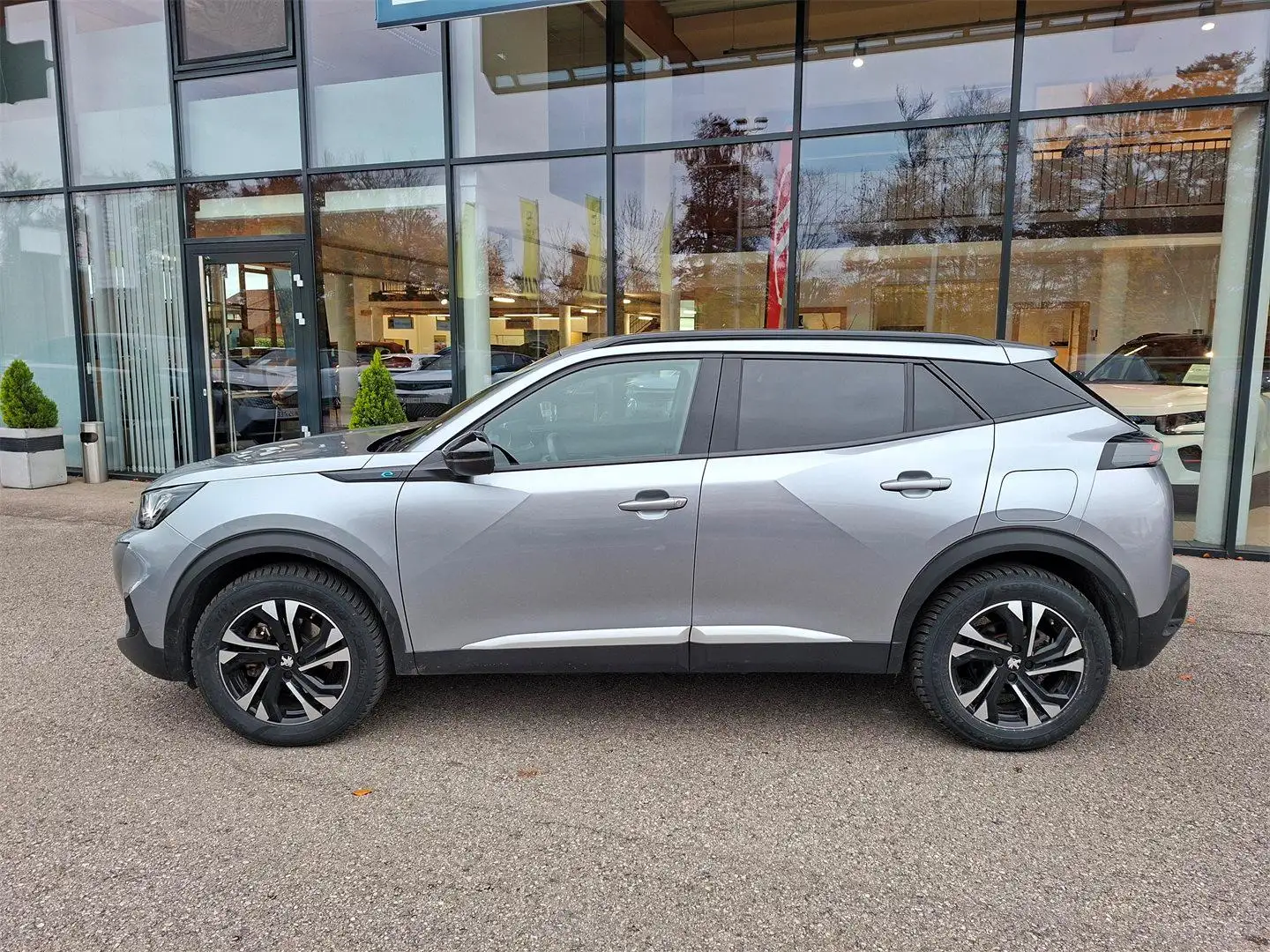 Peugeot e-2008 50kWh Allure Pack Silber - 2