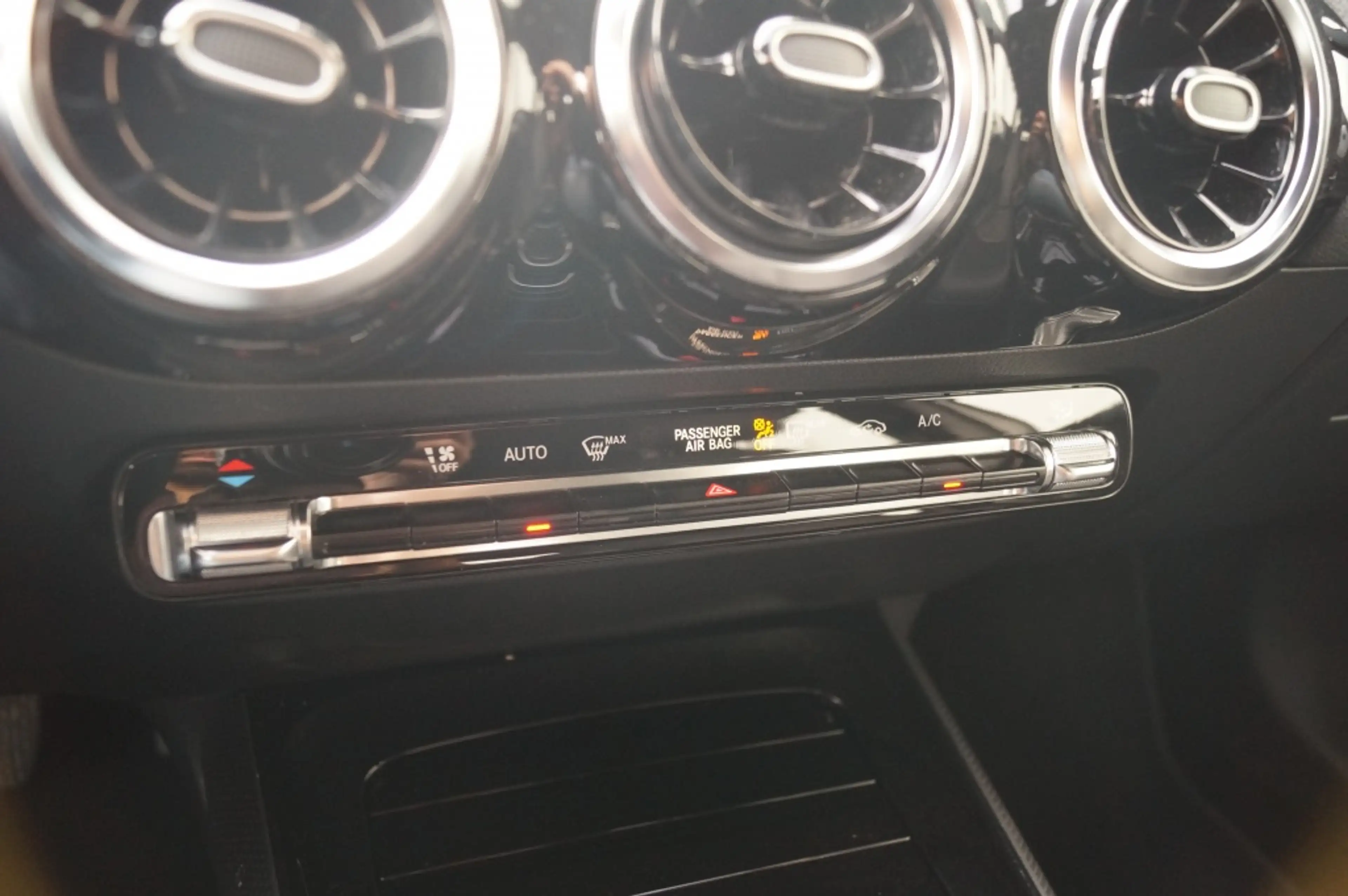 Mercedes-Benz GLA 180 180d Automaat Business Solution -ECC-NAVI-TREKHAAK — photo 22