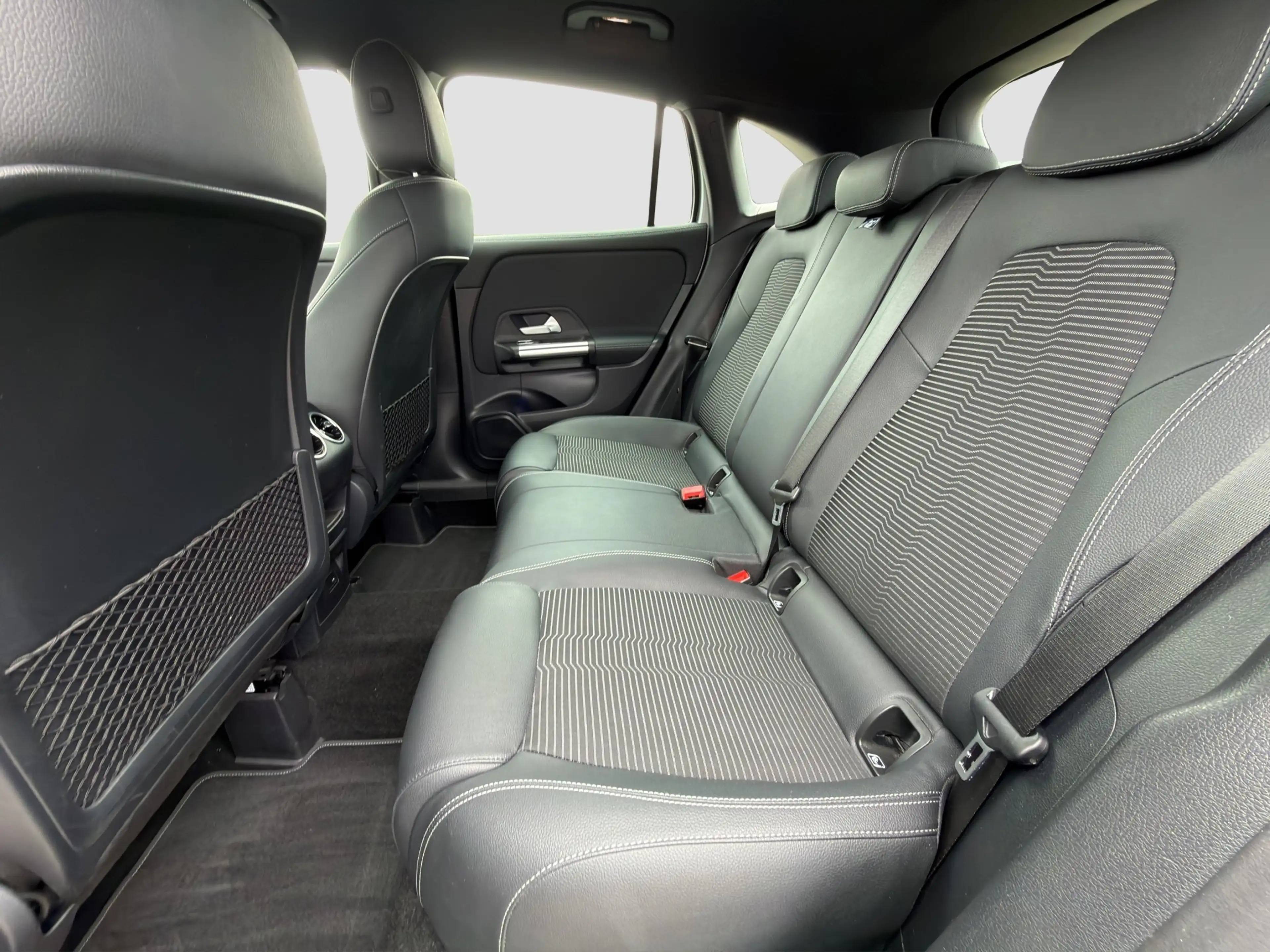 Mercedes-Benz GLA 200 d 4Matic — photo 11