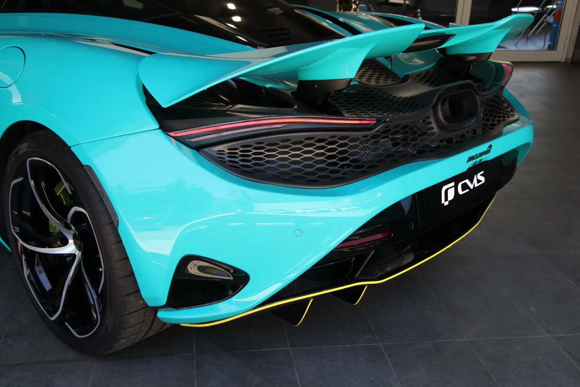 맥라렌 750S 750 2024 청록 사진 8