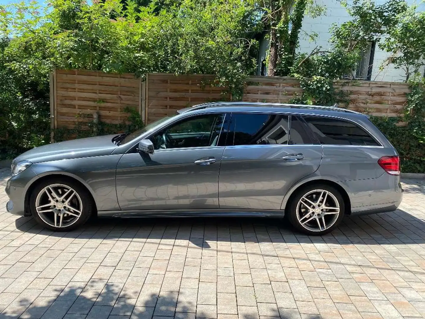 Mercedes-Benz E 220 AMG Line Silber - 2