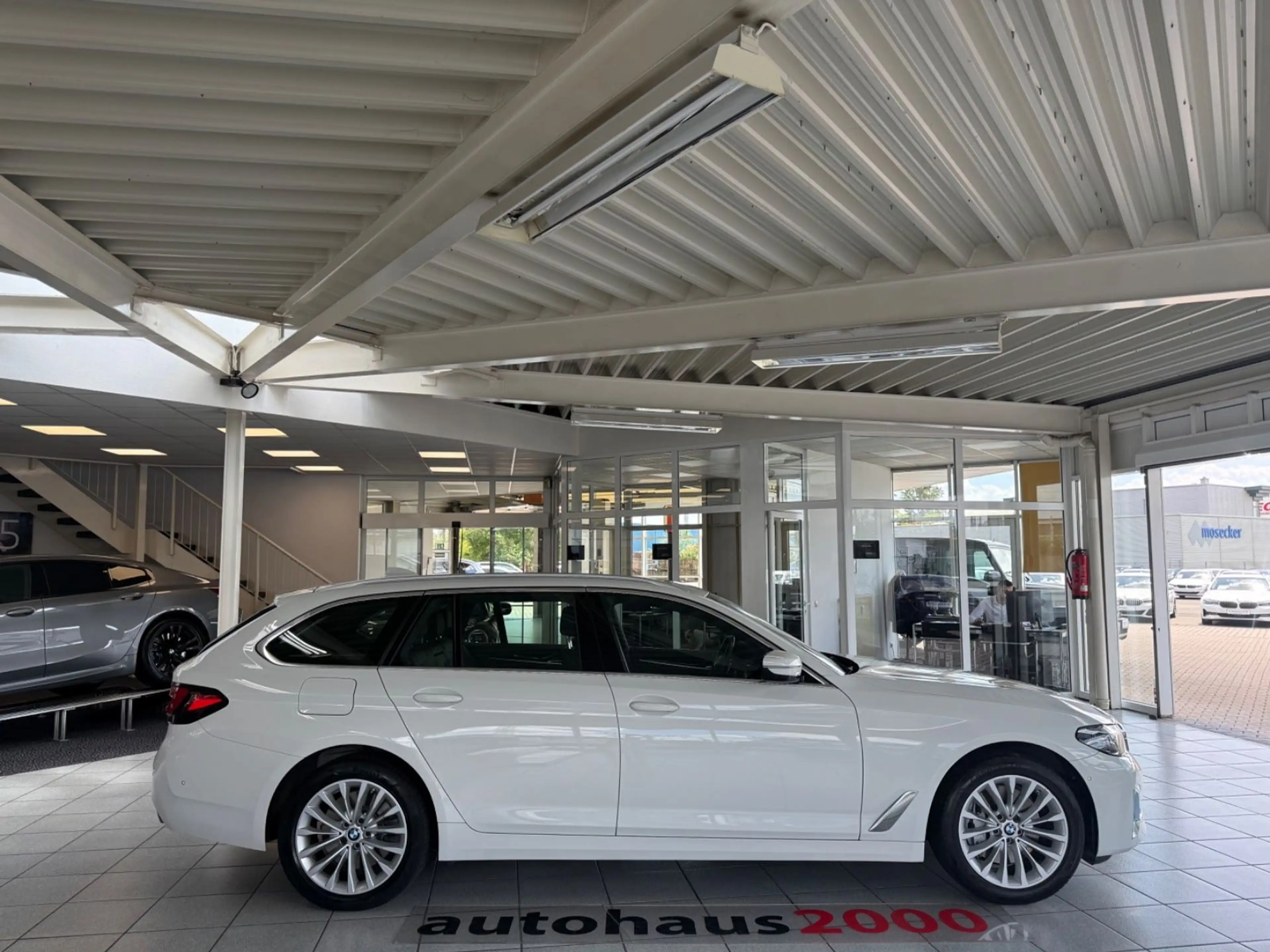 BMW 530 d Touring xDrive Luxury Line AUT./CAM/STANDHE — photo 2