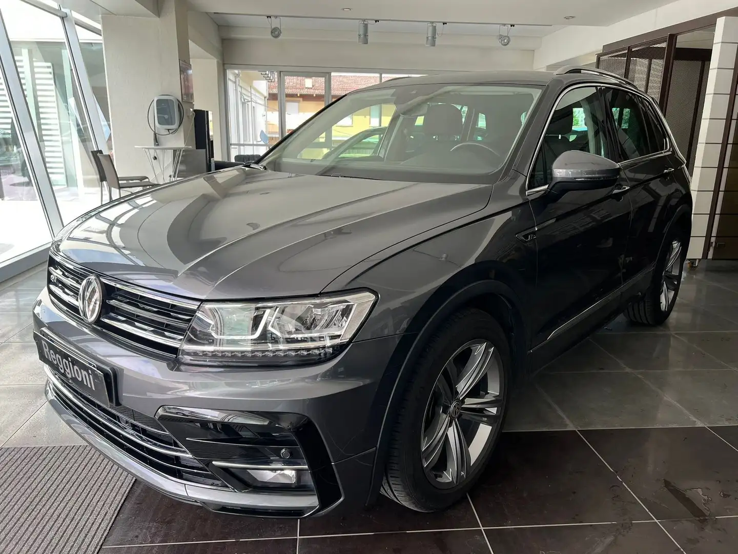 Volkswagen Tiguan 1.6 TDI Sport BMT Grijs - 1