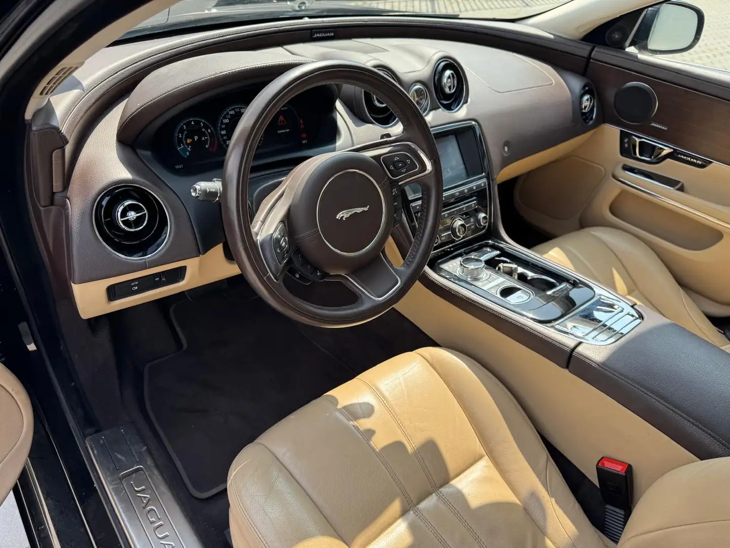 Jaguar XJ 2.0 Luxury Aut. | Origineel Nederlands | Volledig Zwart - 2