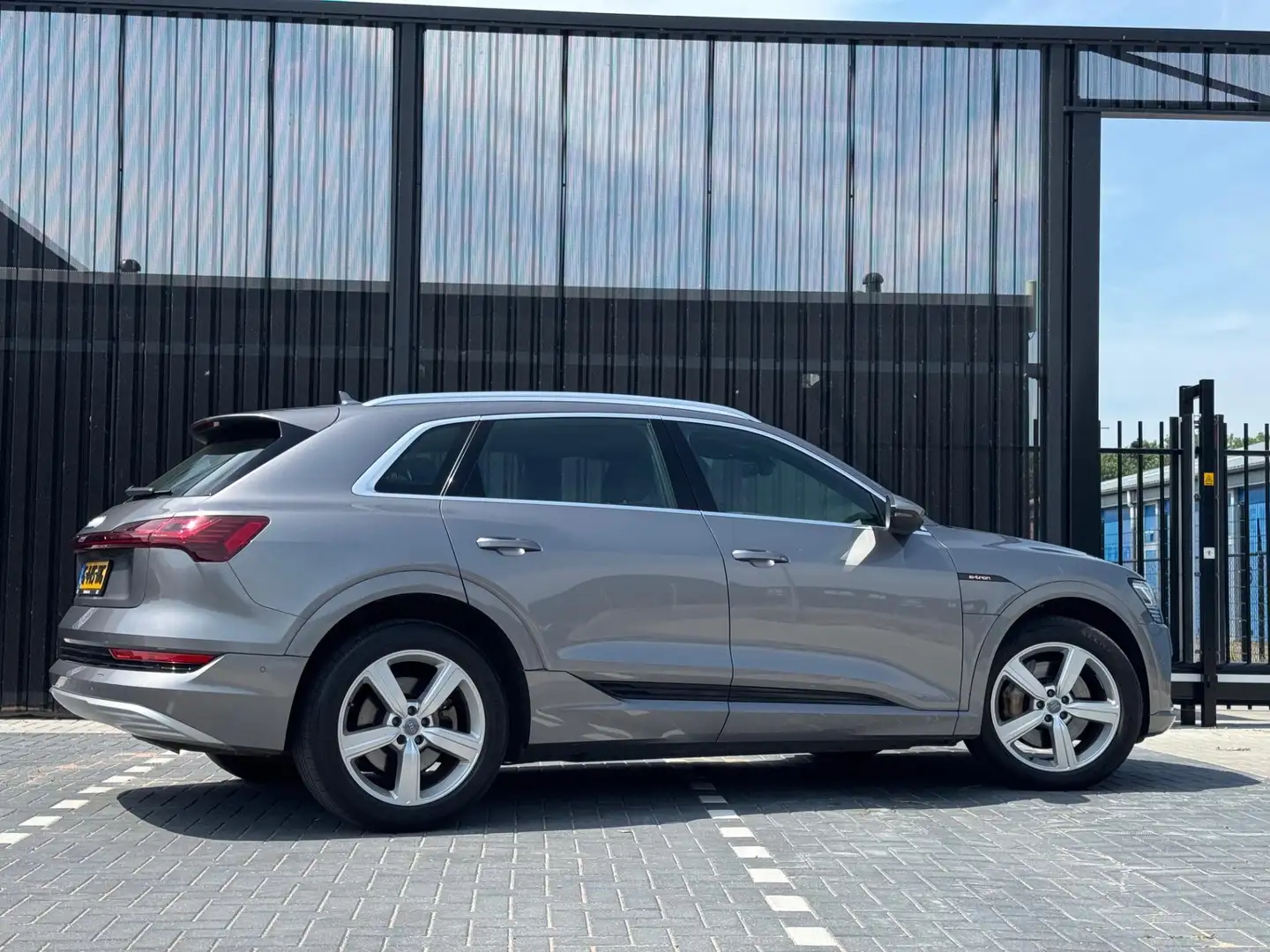 Audi e-tron E-tron 55 quattro advanced 95 kWh Grijs - 2