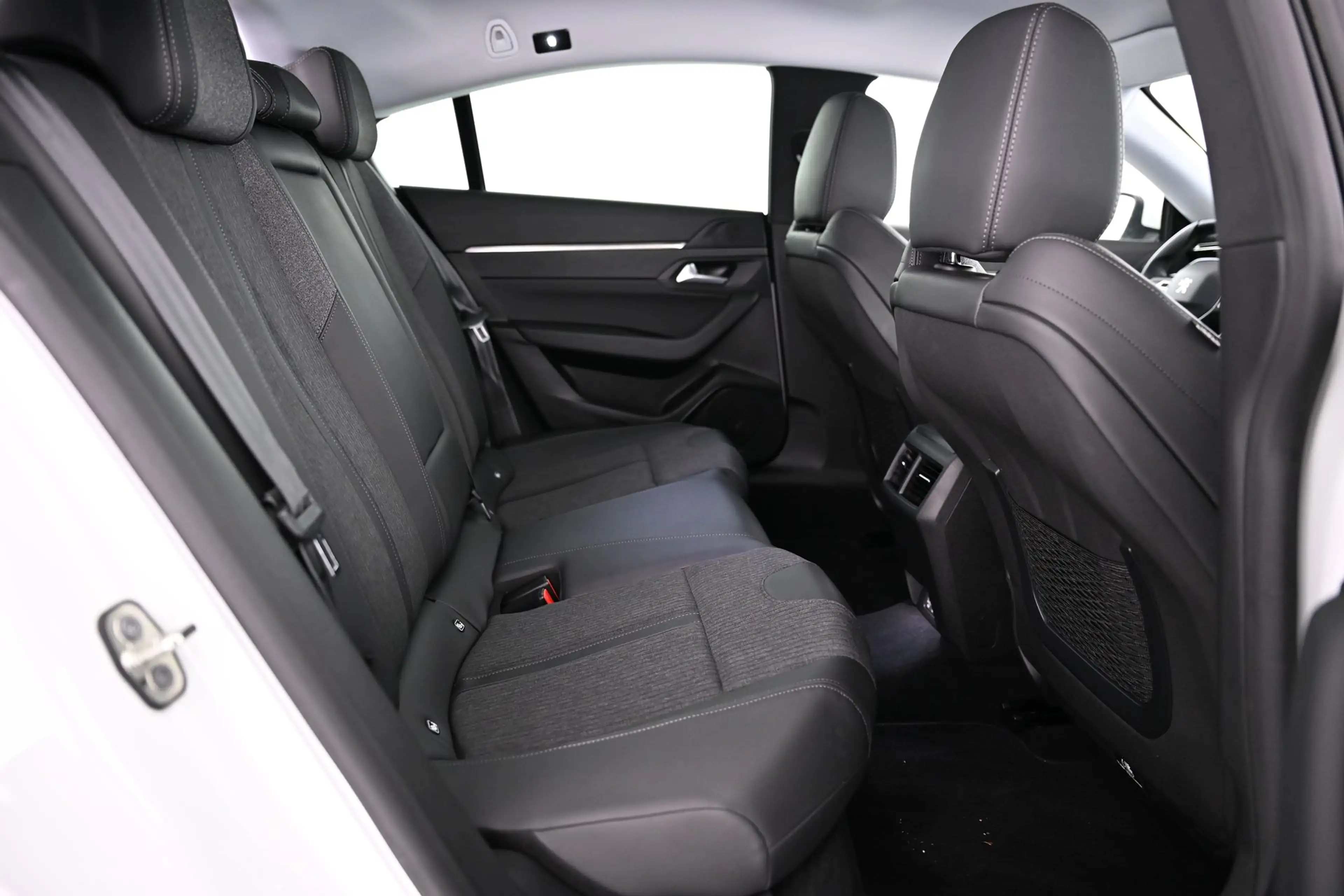 Peugeot 508 1.6 Hybrid 225 Allure Pack EAT8 HA Pickerl NEU — photo 36