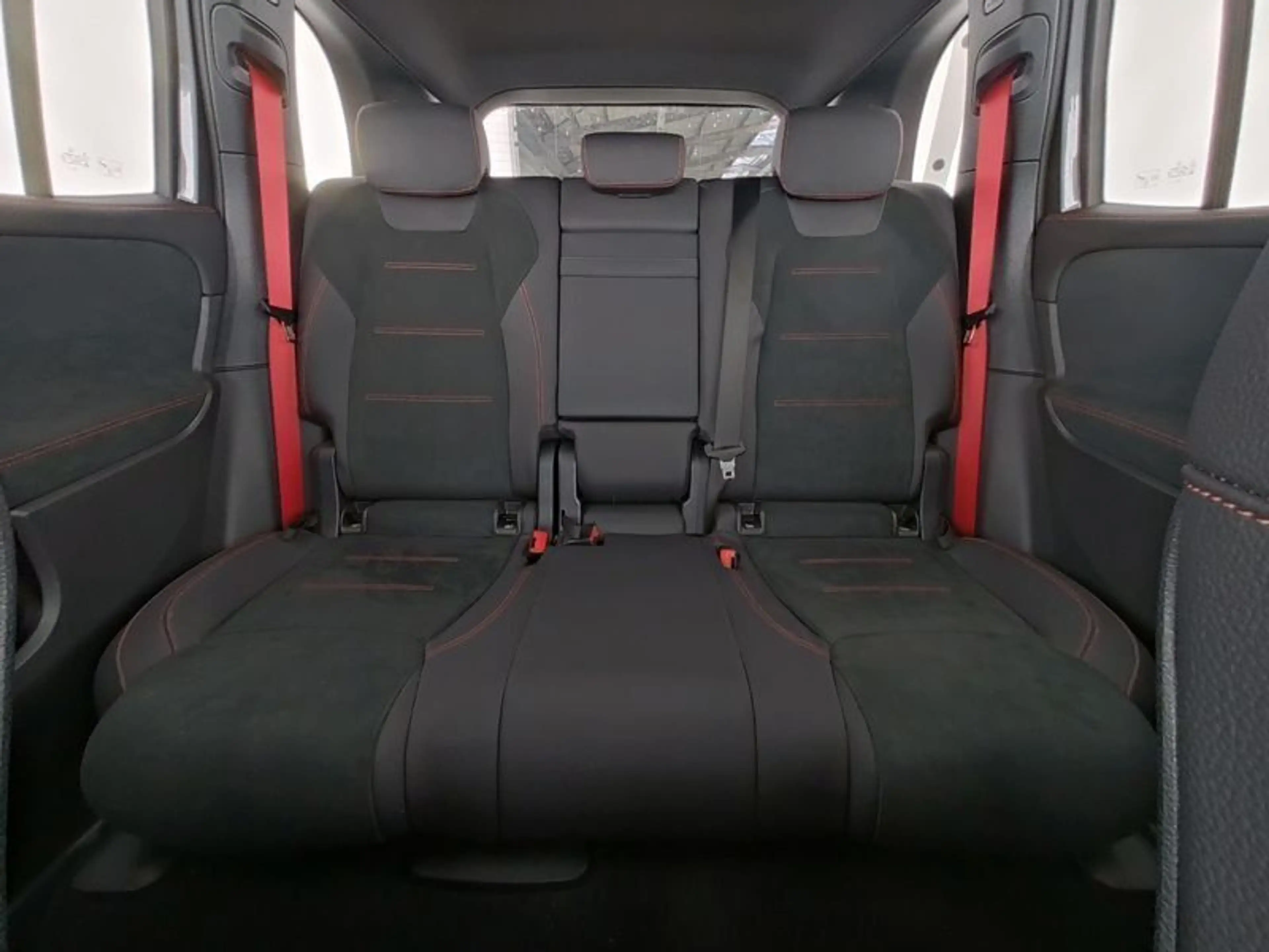 Mercedes-Benz GLB 35 AMG 4M DISTR+MBEAM+360°+AHK+TOTW+KEYLESS+ — photo 8