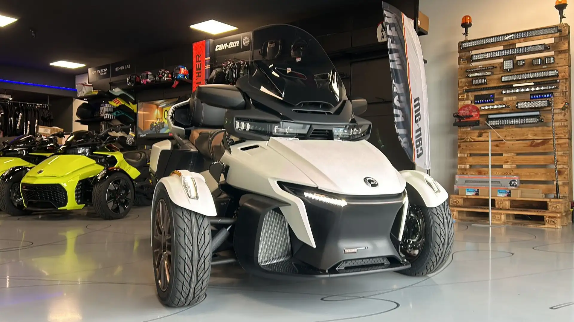 Can Am Spyder RT Sea-to-Sky Wit - 1