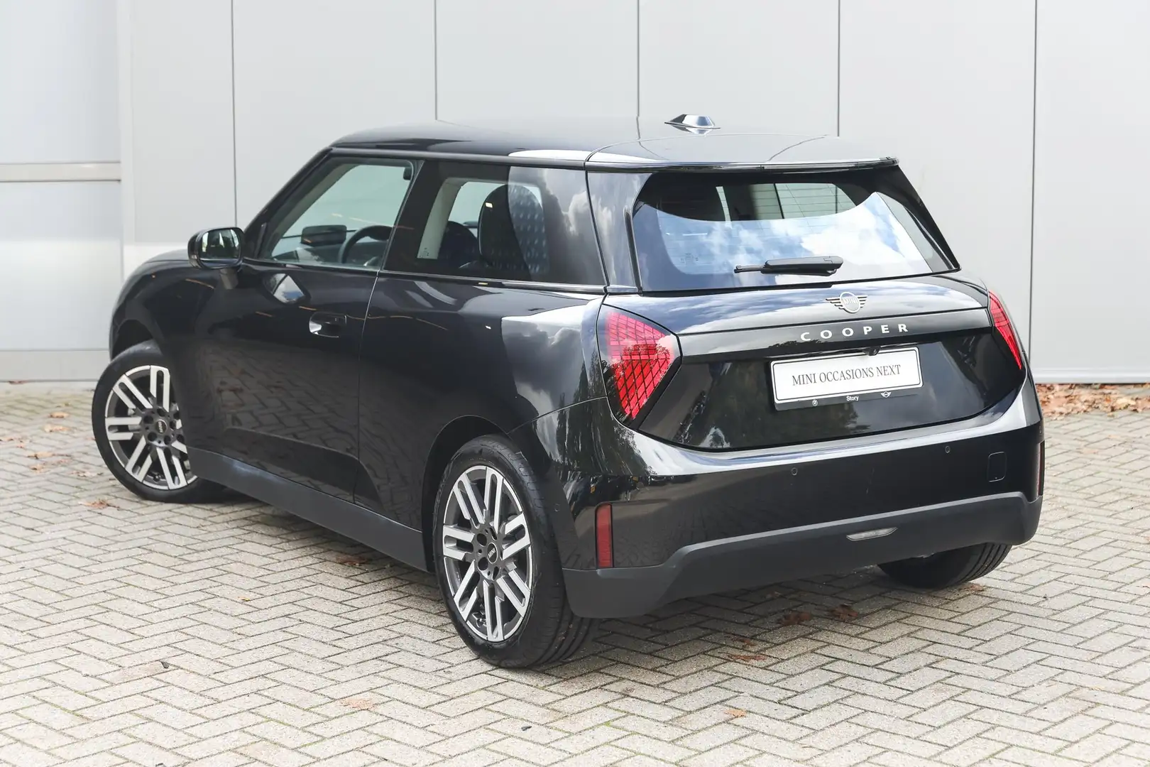MINI Cooper E Hatchback / Classic / Pakket S / 17 inch Parallel Zwart - 2